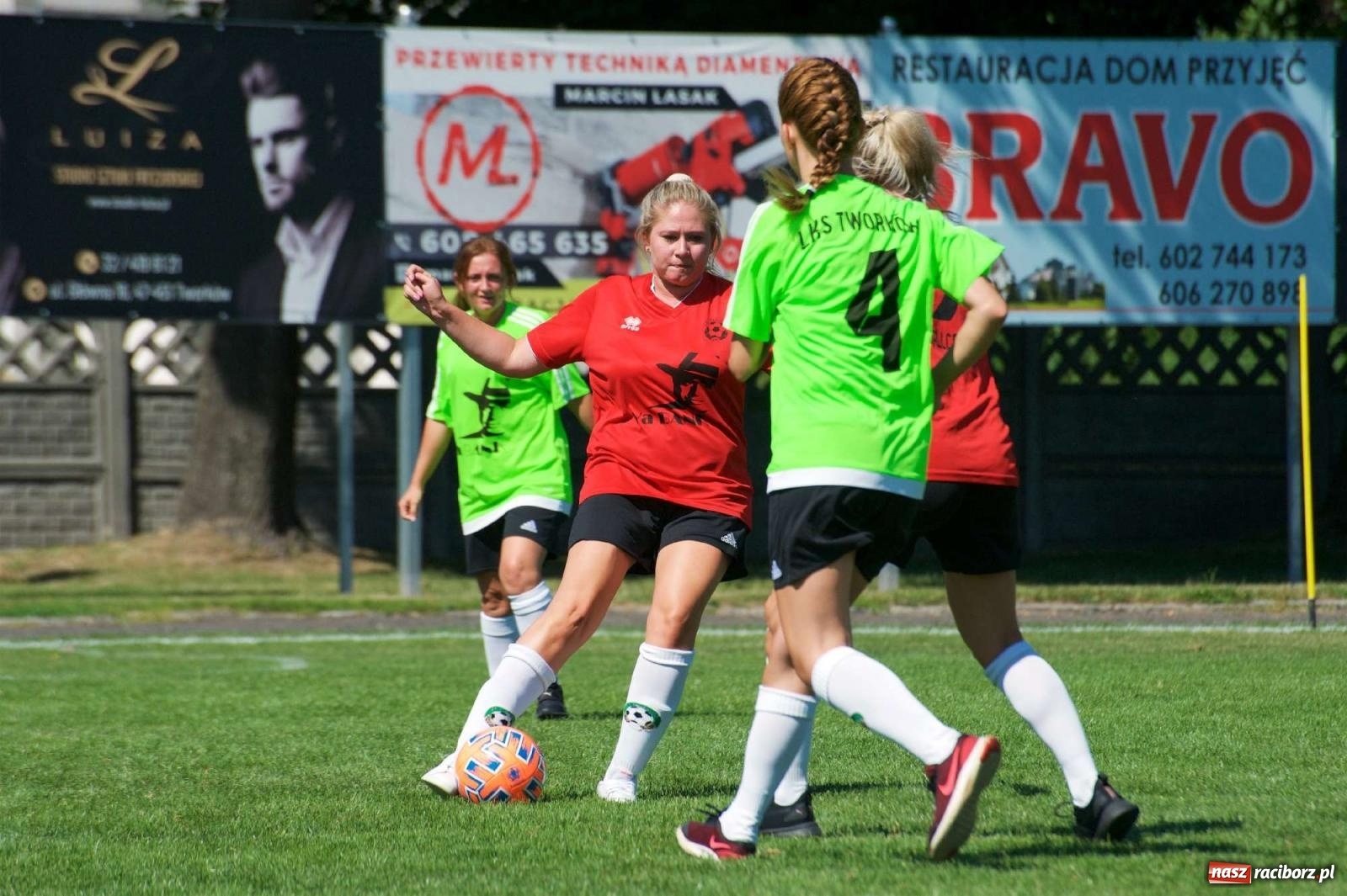 Zdjęcie w galerii na portalu naszraciborz.pl: Mutry kontra mamuśki - pełna emocji rywalizacja o puchar sołtysa w Tworkowie [FOTO] wiadomości z regionu