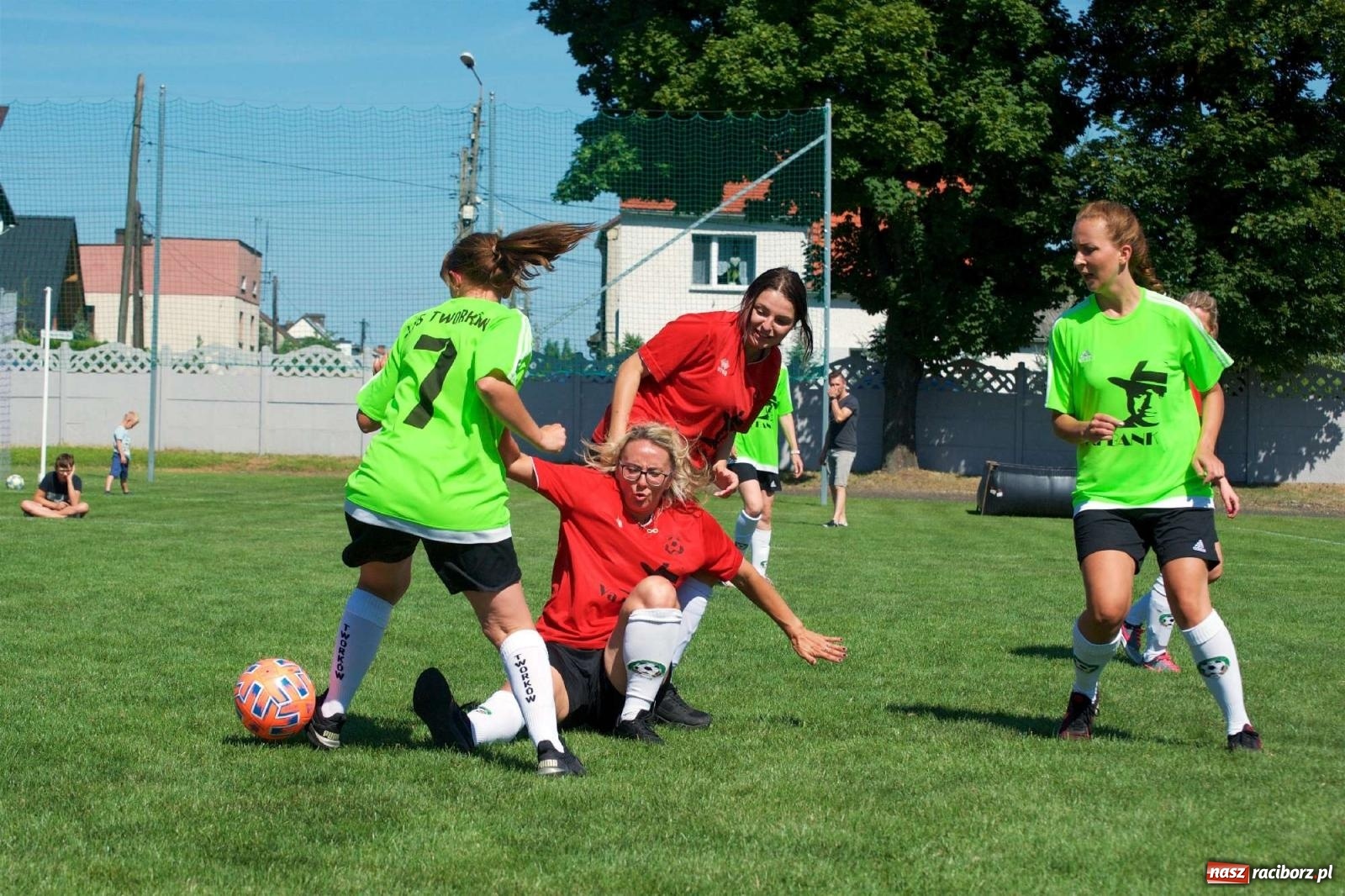 Zdjęcie w galerii na portalu naszraciborz.pl: Mutry kontra mamuśki - pełna emocji rywalizacja o puchar sołtysa w Tworkowie [FOTO] wiadomości z regionu
