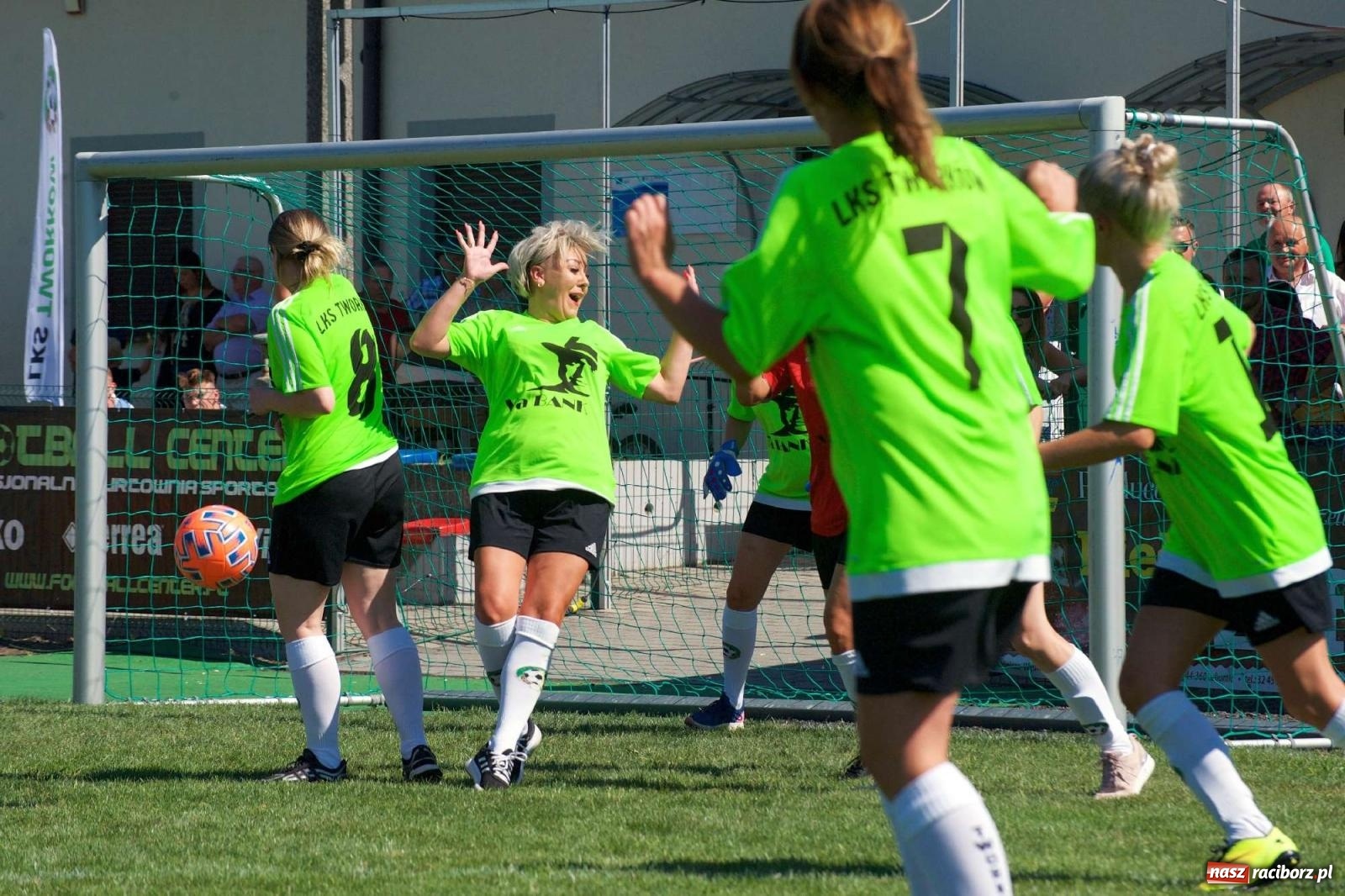 Zdjęcie w galerii na portalu naszraciborz.pl: Mutry kontra mamuśki - pełna emocji rywalizacja o puchar sołtysa w Tworkowie [FOTO] wiadomości z regionu