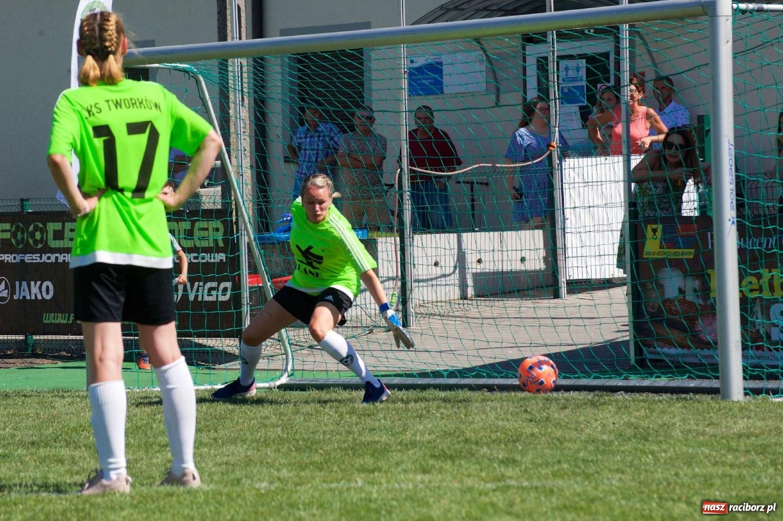 Zdjęcie w galerii na portalu naszraciborz.pl: Mutry kontra mamuśki - pełna emocji rywalizacja o puchar sołtysa w Tworkowie [FOTO] wiadomości z regionu