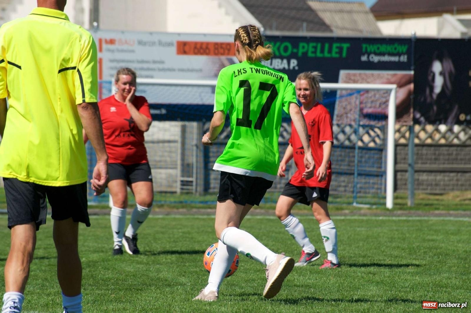 Zdjęcie w galerii na portalu naszraciborz.pl: Mutry kontra mamuśki - pełna emocji rywalizacja o puchar sołtysa w Tworkowie [FOTO] wiadomości z regionu