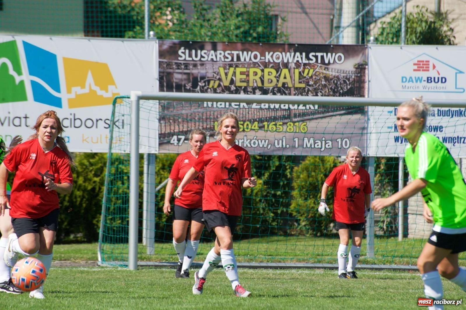 Zdjęcie w galerii na portalu naszraciborz.pl: Mutry kontra mamuśki - pełna emocji rywalizacja o puchar sołtysa w Tworkowie [FOTO] wiadomości z regionu