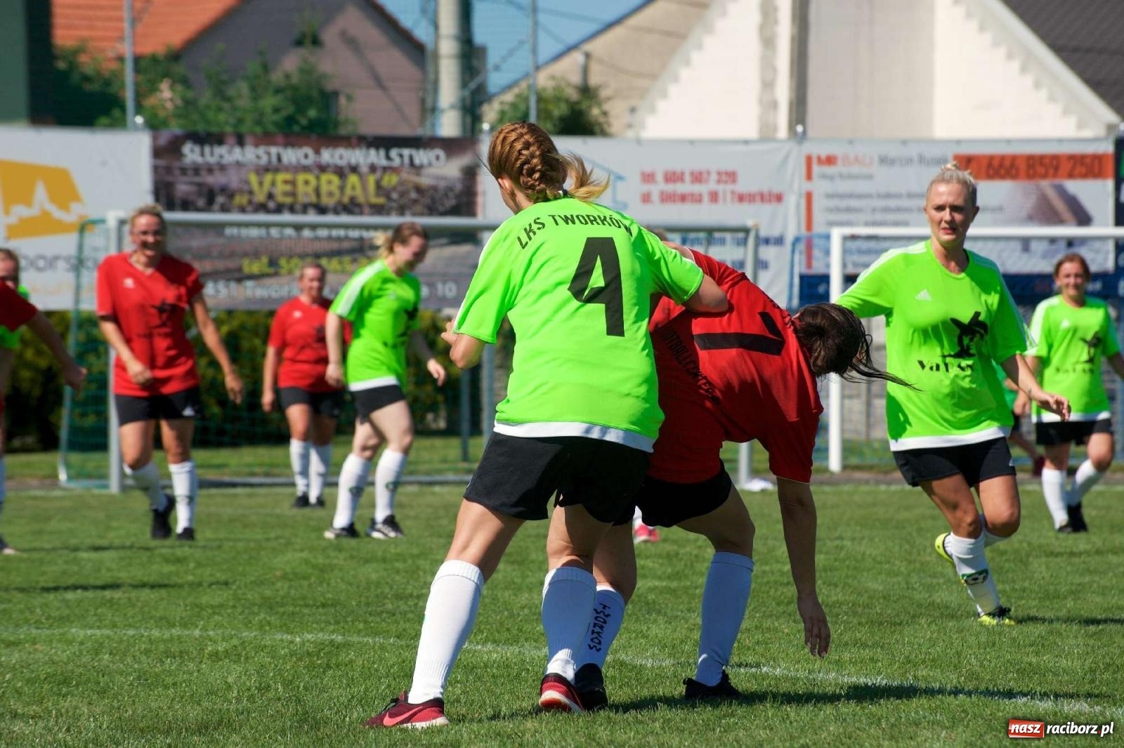 Zdjęcie w galerii na portalu naszraciborz.pl: Mutry kontra mamuśki - pełna emocji rywalizacja o puchar sołtysa w Tworkowie [FOTO] wiadomości z regionu