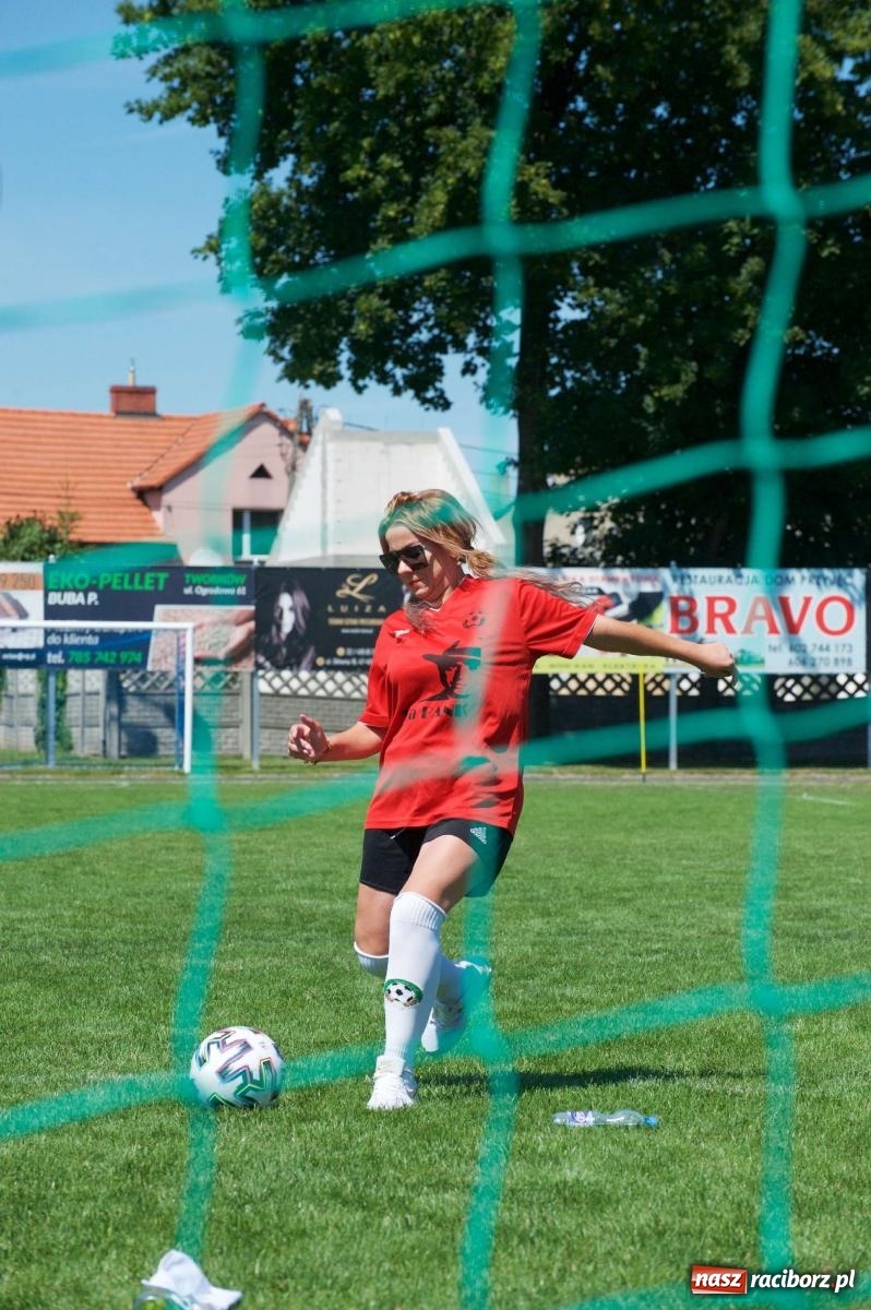 Zdjęcie w galerii na portalu naszraciborz.pl: Mutry kontra mamuśki - pełna emocji rywalizacja o puchar sołtysa w Tworkowie [FOTO] wiadomości z regionu