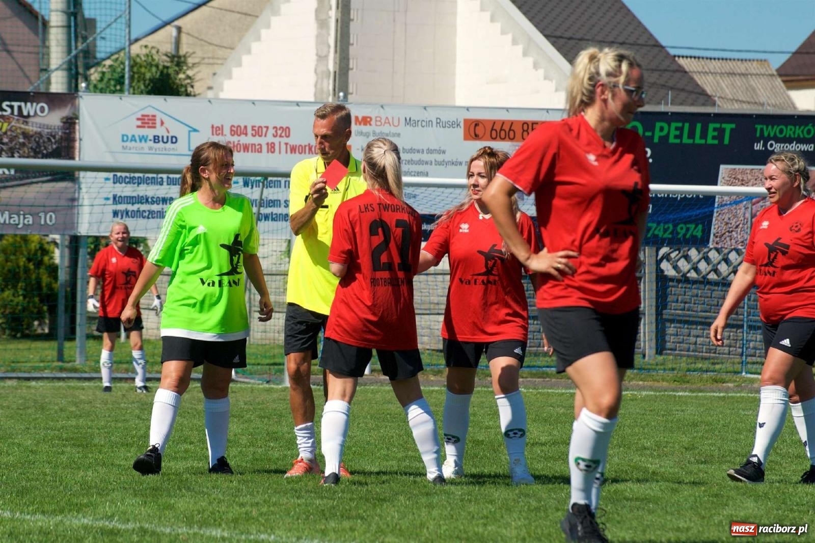 Zdjęcie w galerii na portalu naszraciborz.pl: Mutry kontra mamuśki - pełna emocji rywalizacja o puchar sołtysa w Tworkowie [FOTO] wiadomości z regionu