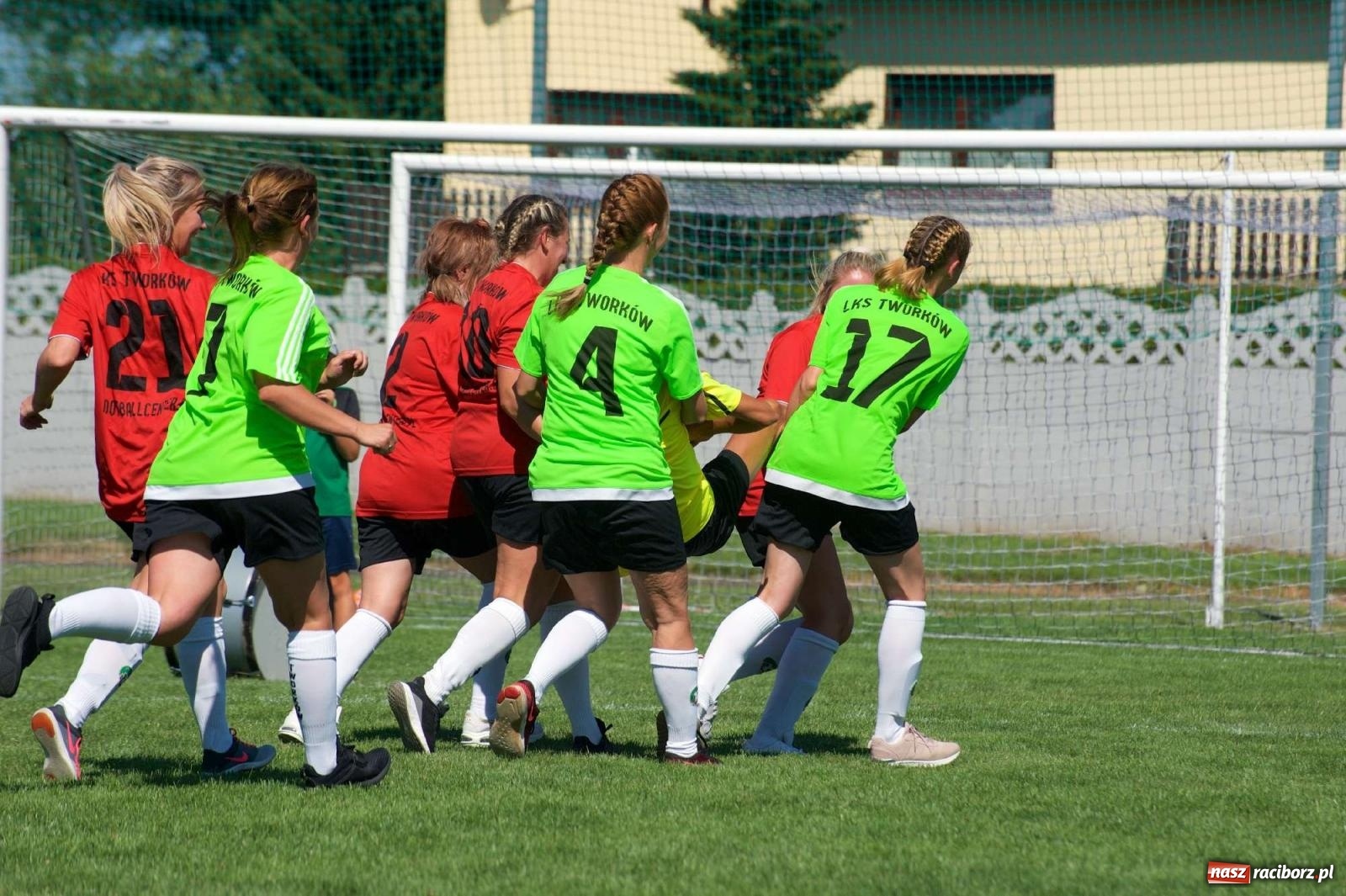 Zdjęcie w galerii na portalu naszraciborz.pl: Mutry kontra mamuśki - pełna emocji rywalizacja o puchar sołtysa w Tworkowie [FOTO] wiadomości z regionu