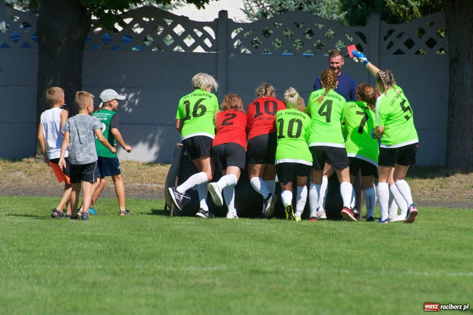 Zdjęcie w galerii na portalu naszraciborz.pl: Mutry kontra mamuśki - pełna emocji rywalizacja o puchar sołtysa w Tworkowie [FOTO] wiadomości z regionu