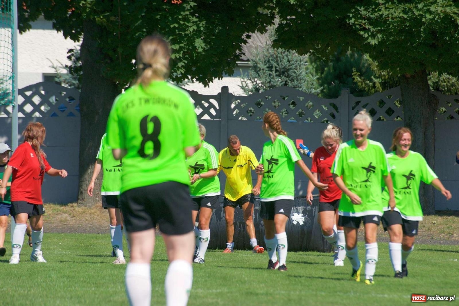 Zdjęcie w galerii na portalu naszraciborz.pl: Mutry kontra mamuśki - pełna emocji rywalizacja o puchar sołtysa w Tworkowie [FOTO] wiadomości z regionu