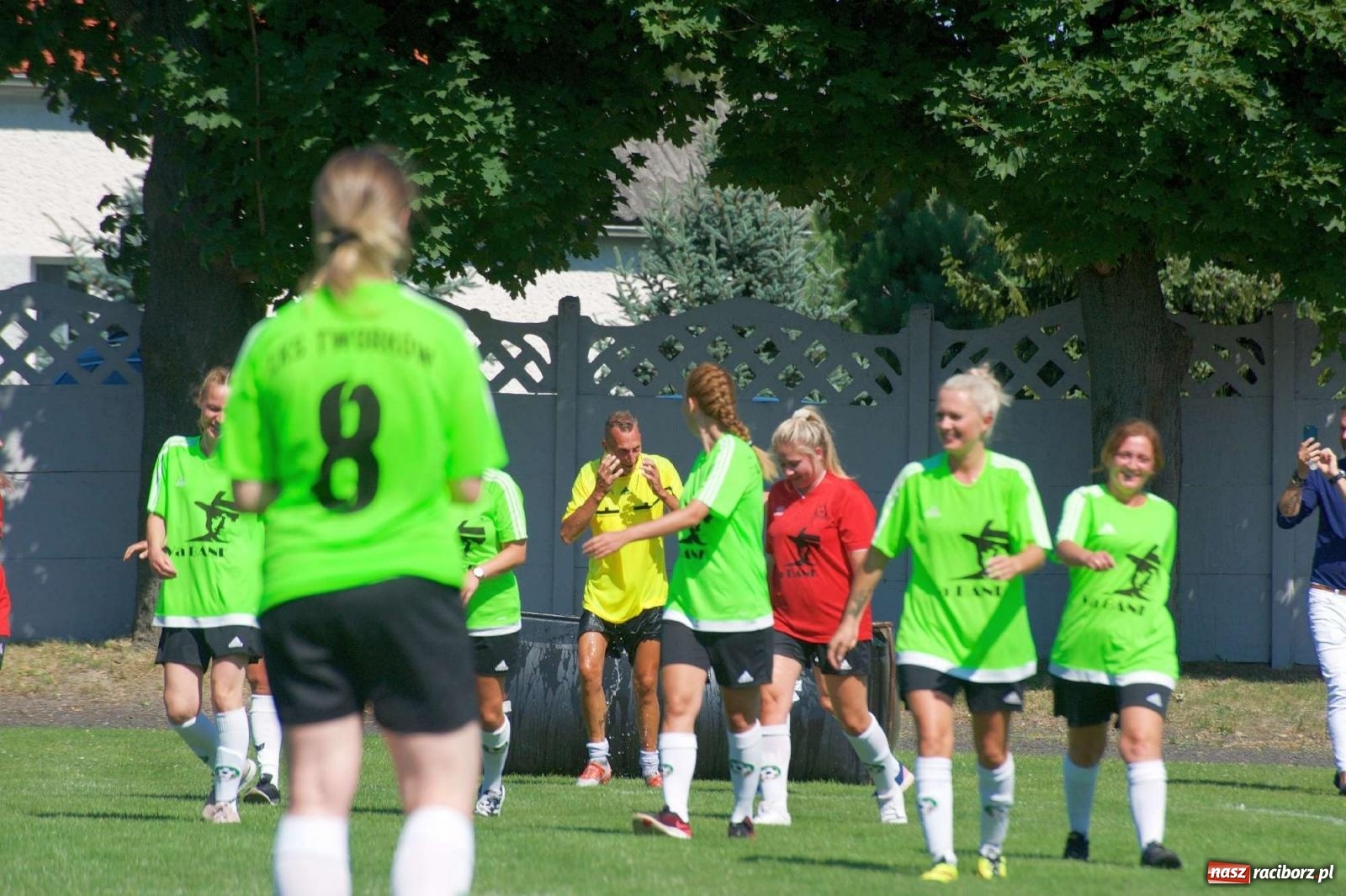 Zdjęcie w galerii na portalu naszraciborz.pl: Mutry kontra mamuśki - pełna emocji rywalizacja o puchar sołtysa w Tworkowie [FOTO] wiadomości z regionu