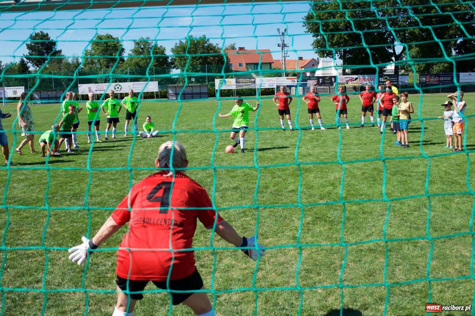 Zdjęcie w galerii na portalu naszraciborz.pl: Mutry kontra mamuśki - pełna emocji rywalizacja o puchar sołtysa w Tworkowie [FOTO] wiadomości z regionu