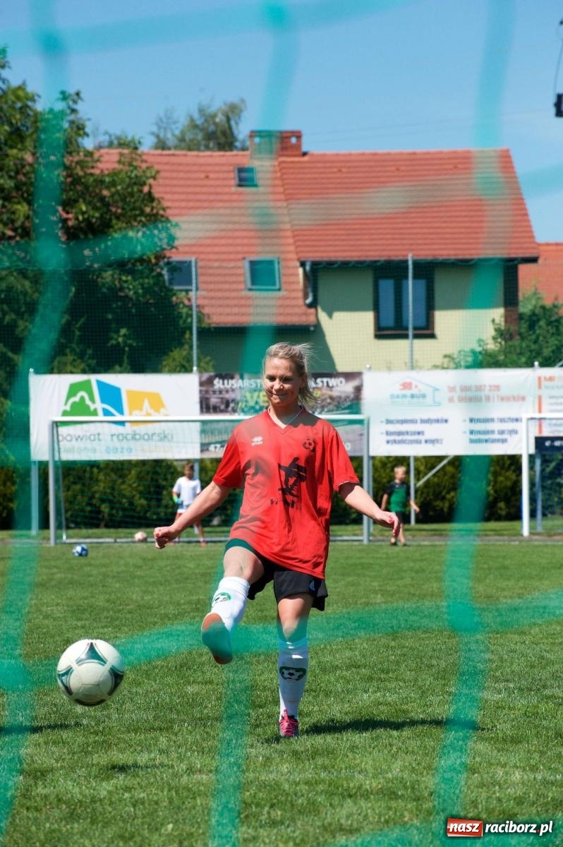 Zdjęcie w galerii na portalu naszraciborz.pl: Mutry kontra mamuśki - pełna emocji rywalizacja o puchar sołtysa w Tworkowie [FOTO] wiadomości z regionu