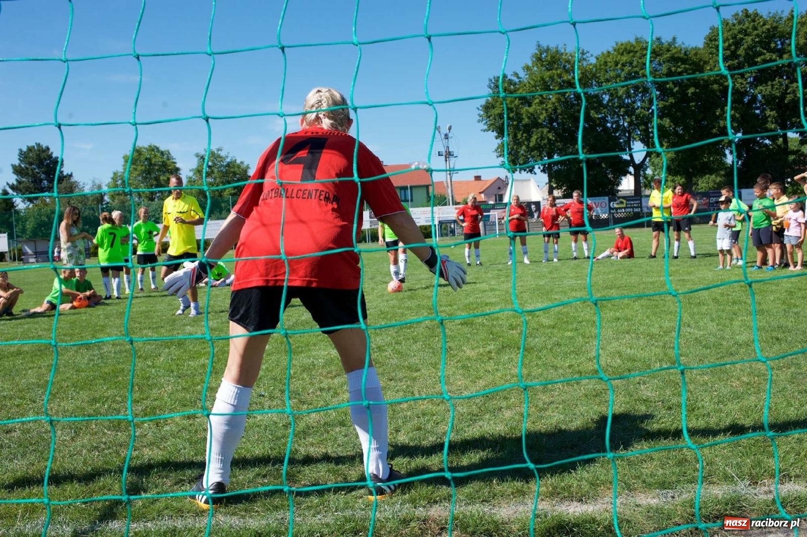 Zdjęcie w galerii na portalu naszraciborz.pl: Mutry kontra mamuśki - pełna emocji rywalizacja o puchar sołtysa w Tworkowie [FOTO] wiadomości z regionu