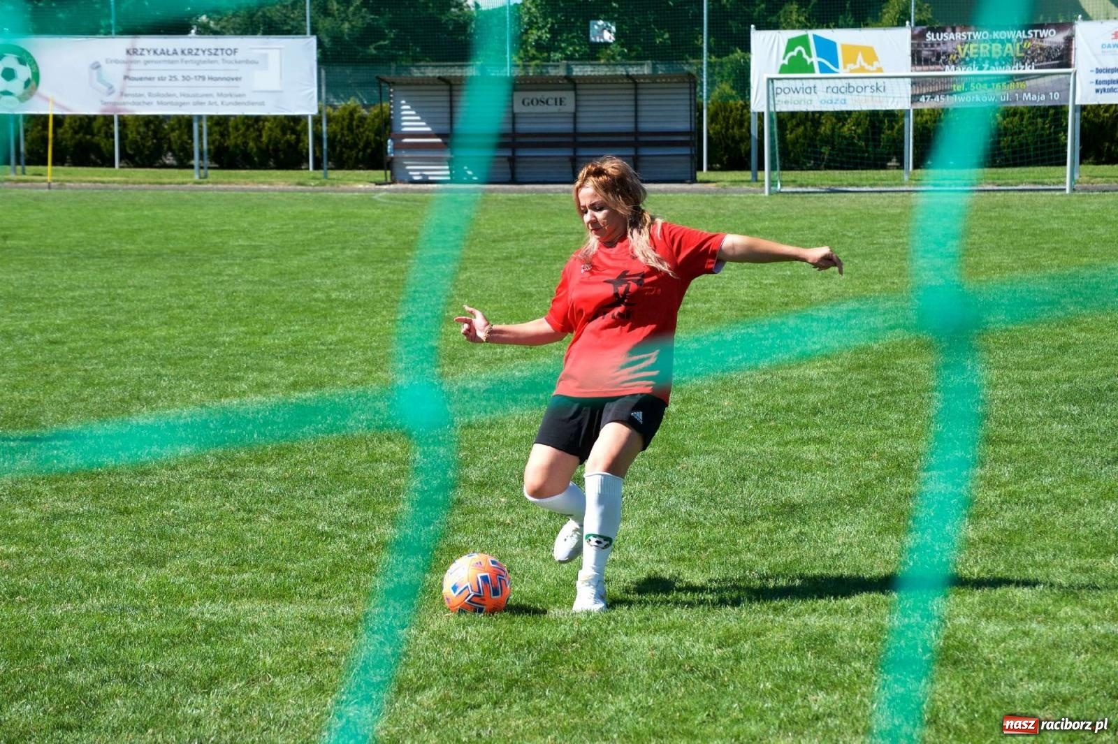 Zdjęcie w galerii na portalu naszraciborz.pl: Mutry kontra mamuśki - pełna emocji rywalizacja o puchar sołtysa w Tworkowie [FOTO] wiadomości z regionu