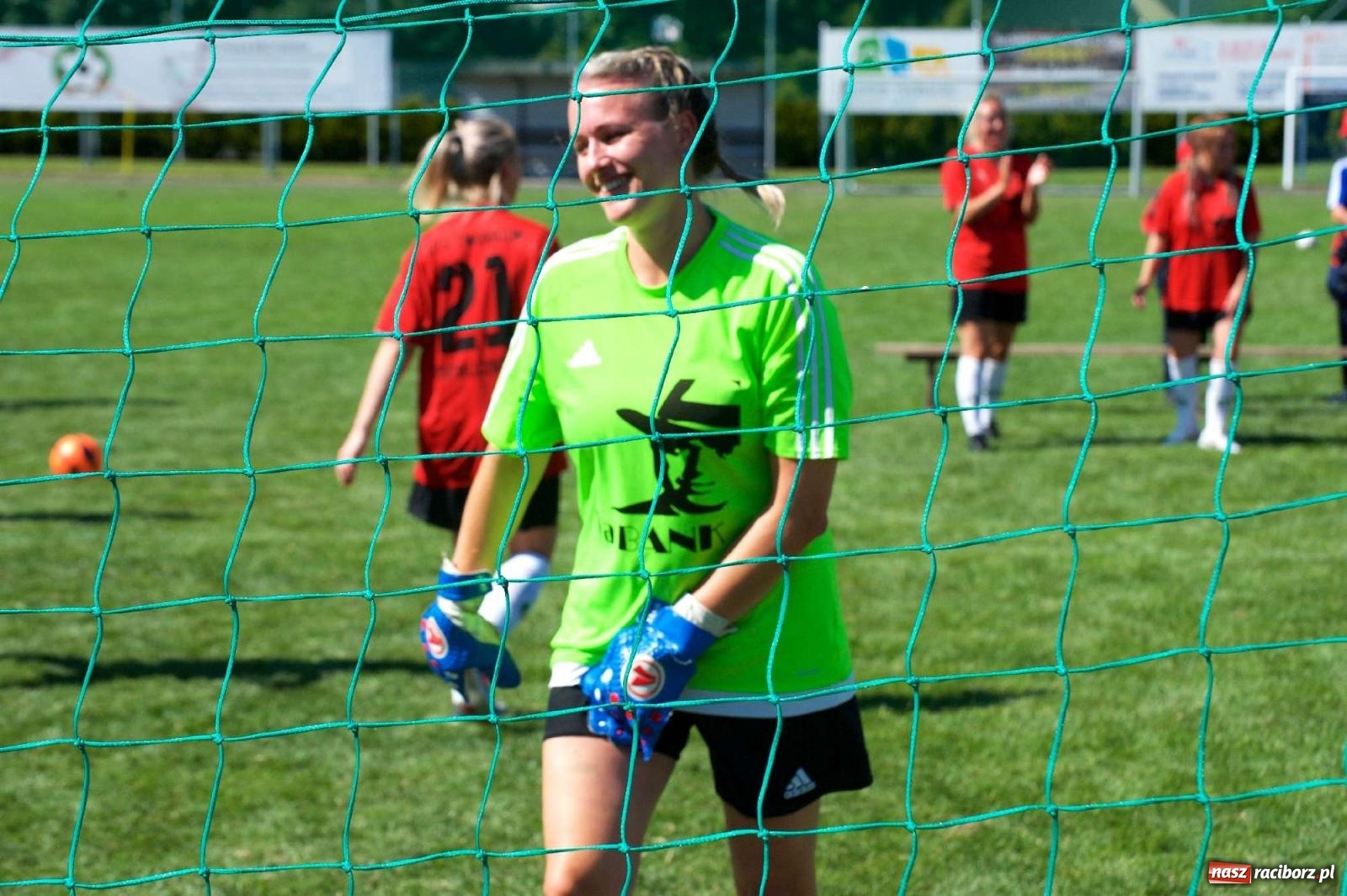 Zdjęcie w galerii na portalu naszraciborz.pl: Mutry kontra mamuśki - pełna emocji rywalizacja o puchar sołtysa w Tworkowie [FOTO] wiadomości z regionu