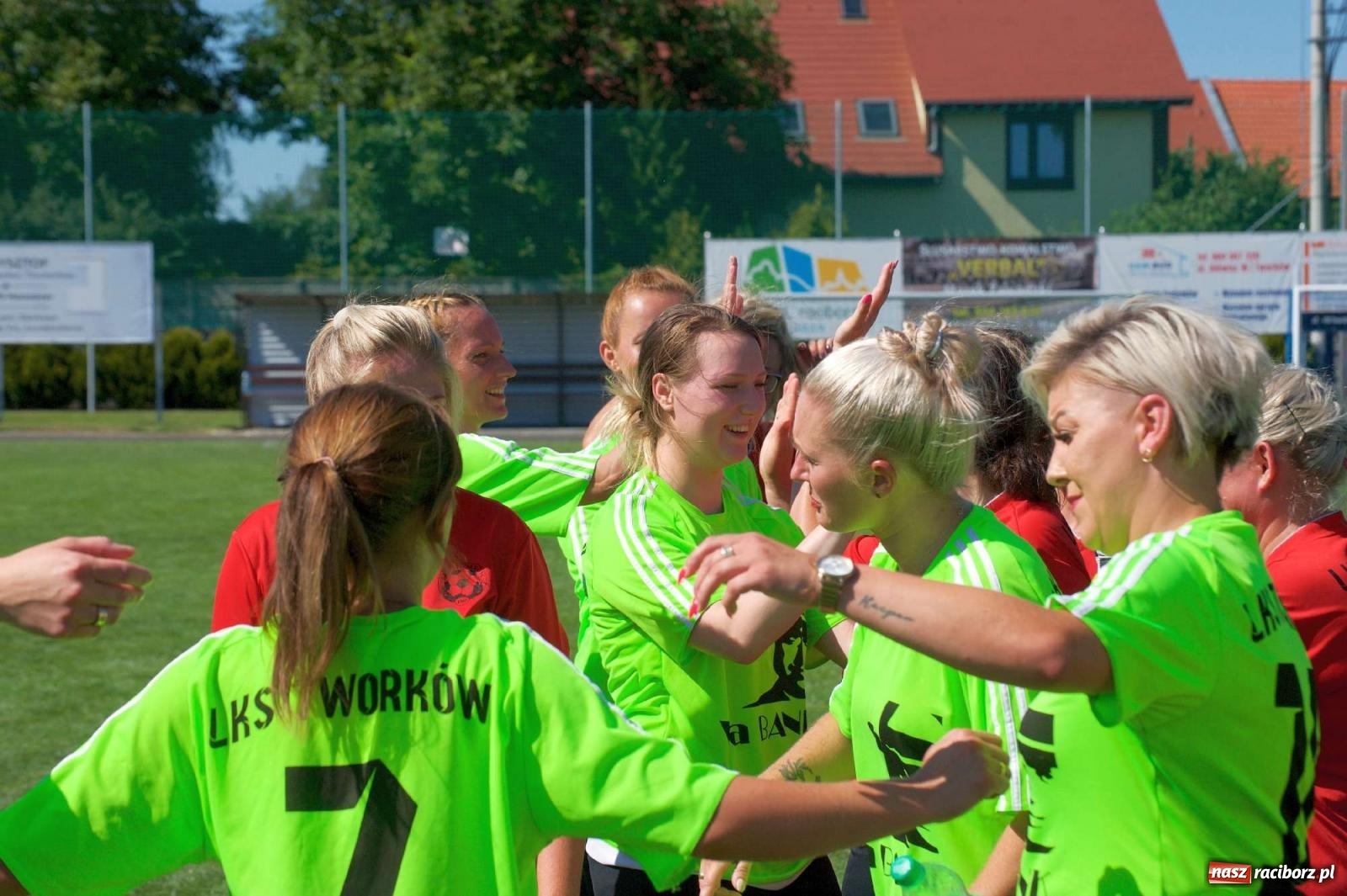 Zdjęcie w galerii na portalu naszraciborz.pl: Mutry kontra mamuśki - pełna emocji rywalizacja o puchar sołtysa w Tworkowie [FOTO] wiadomości z regionu