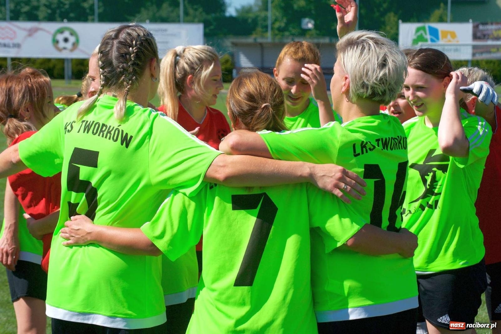Zdjęcie w galerii na portalu naszraciborz.pl: Mutry kontra mamuśki - pełna emocji rywalizacja o puchar sołtysa w Tworkowie [FOTO] wiadomości z regionu