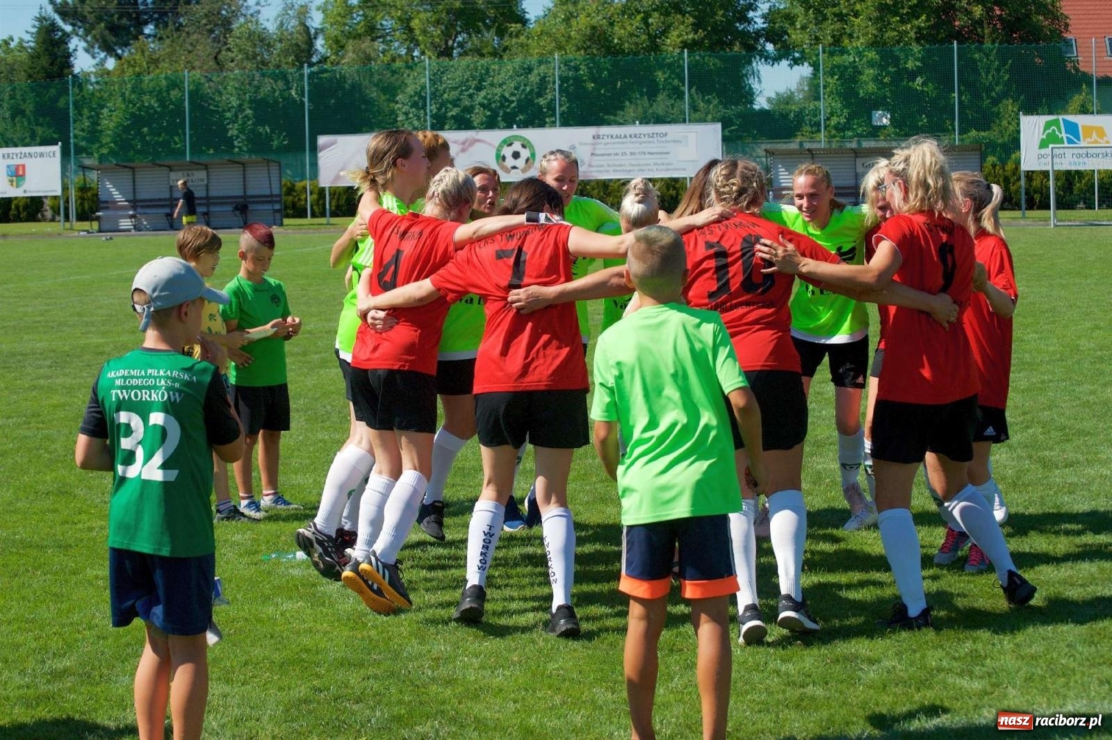 Zdjęcie w galerii na portalu naszraciborz.pl: Mutry kontra mamuśki - pełna emocji rywalizacja o puchar sołtysa w Tworkowie [FOTO] wiadomości z regionu