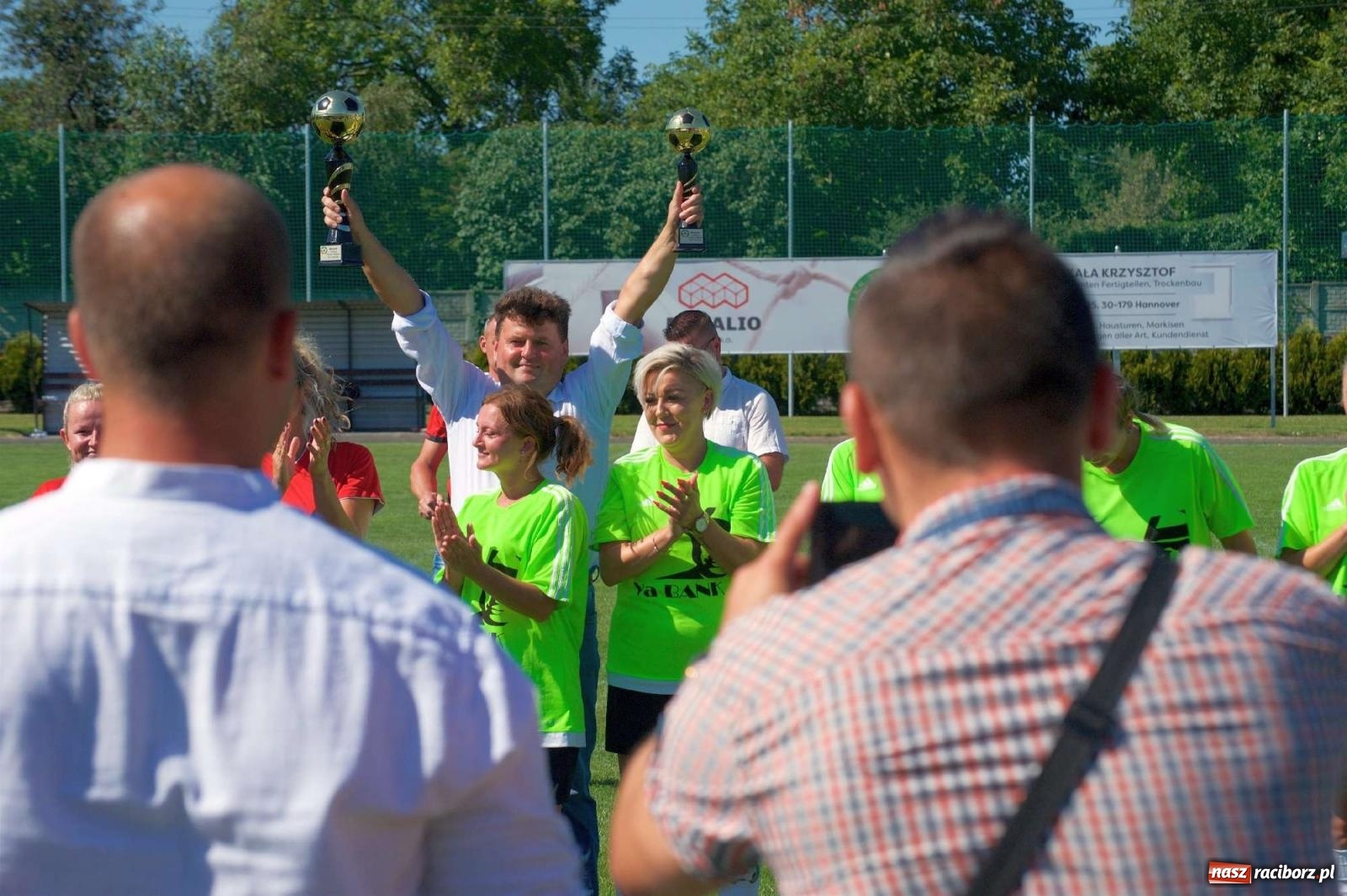 Zdjęcie w galerii na portalu naszraciborz.pl: Mutry kontra mamuśki - pełna emocji rywalizacja o puchar sołtysa w Tworkowie [FOTO] wiadomości z regionu