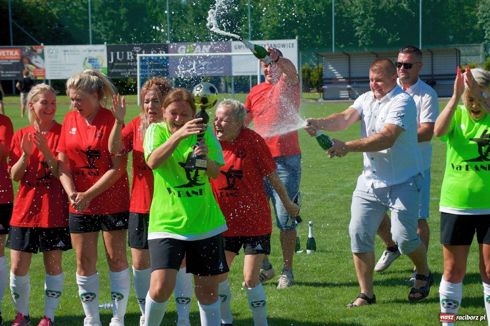 Zdjęcie w galerii na portalu naszraciborz.pl: Mutry kontra mamuśki - pełna emocji rywalizacja o puchar sołtysa w Tworkowie [FOTO] wiadomości z regionu