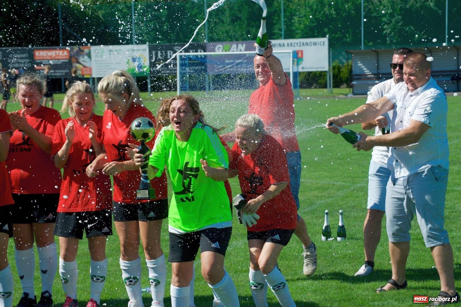 Zdjęcie w galerii na portalu naszraciborz.pl: Mutry kontra mamuśki - pełna emocji rywalizacja o puchar sołtysa w Tworkowie [FOTO] wiadomości z regionu
