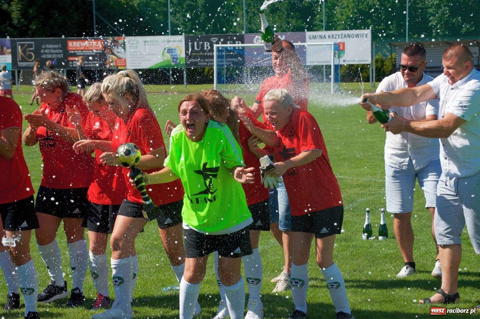 Zdjęcie w galerii na portalu naszraciborz.pl: Mutry kontra mamuśki - pełna emocji rywalizacja o puchar sołtysa w Tworkowie [FOTO] wiadomości z regionu
