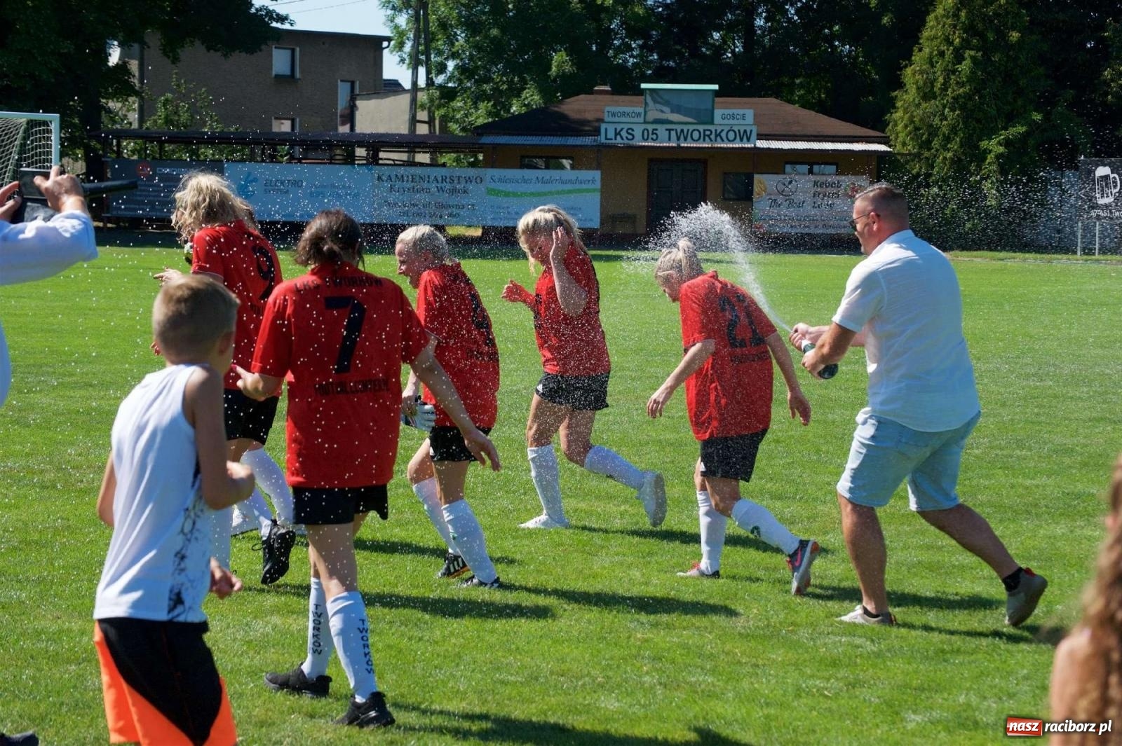 Zdjęcie w galerii na portalu naszraciborz.pl: Mutry kontra mamuśki - pełna emocji rywalizacja o puchar sołtysa w Tworkowie [FOTO] wiadomości z regionu