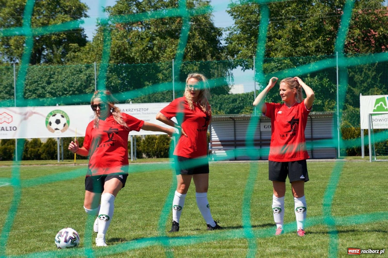 Zdjęcie w galerii na portalu naszraciborz.pl: Mutry kontra mamuśki - pełna emocji rywalizacja o puchar sołtysa w Tworkowie [FOTO] wiadomości z regionu