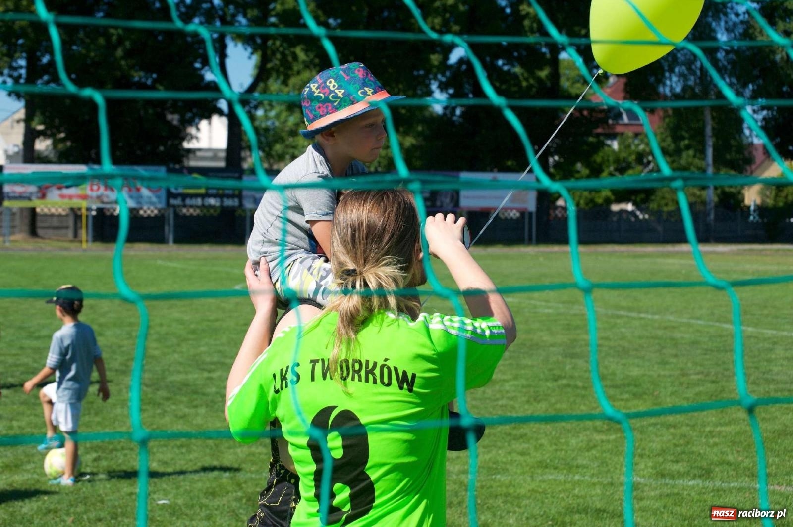 Zdjęcie w galerii na portalu naszraciborz.pl: Mutry kontra mamuśki - pełna emocji rywalizacja o puchar sołtysa w Tworkowie [FOTO] wiadomości z regionu