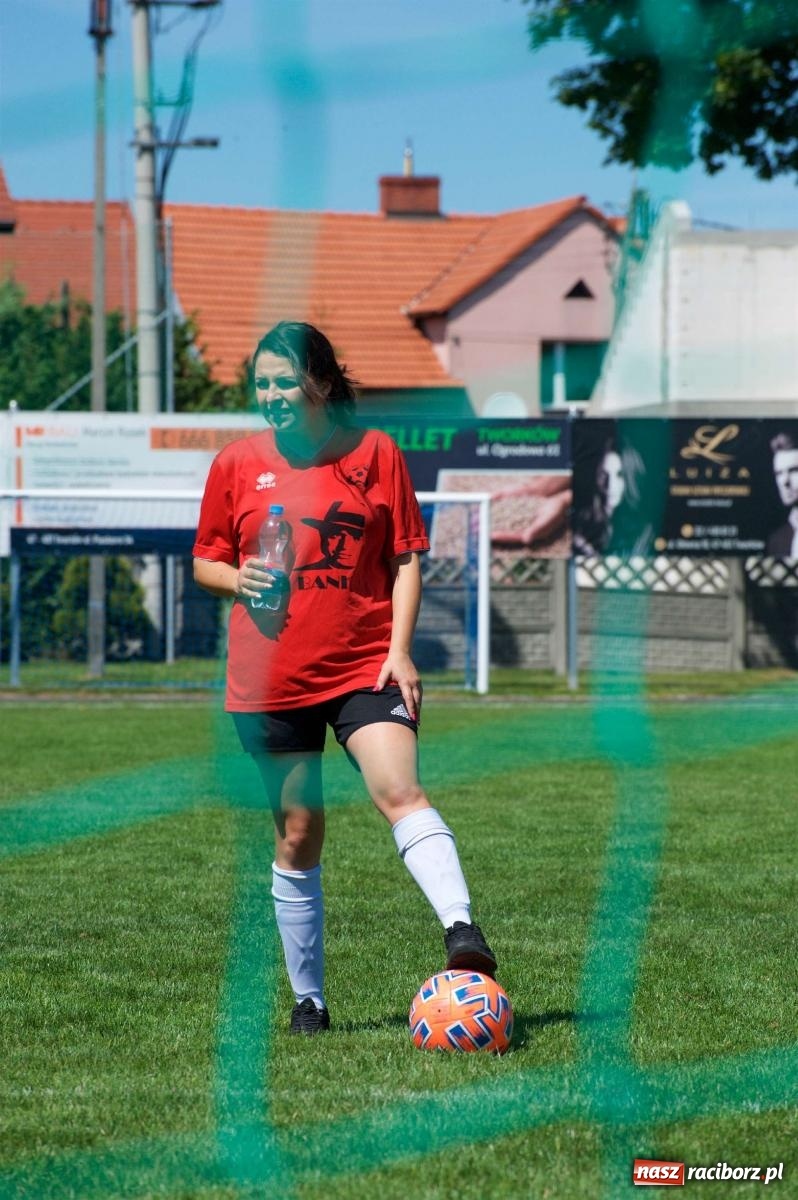 Zdjęcie w galerii na portalu naszraciborz.pl: Mutry kontra mamuśki - pełna emocji rywalizacja o puchar sołtysa w Tworkowie [FOTO] wiadomości z regionu