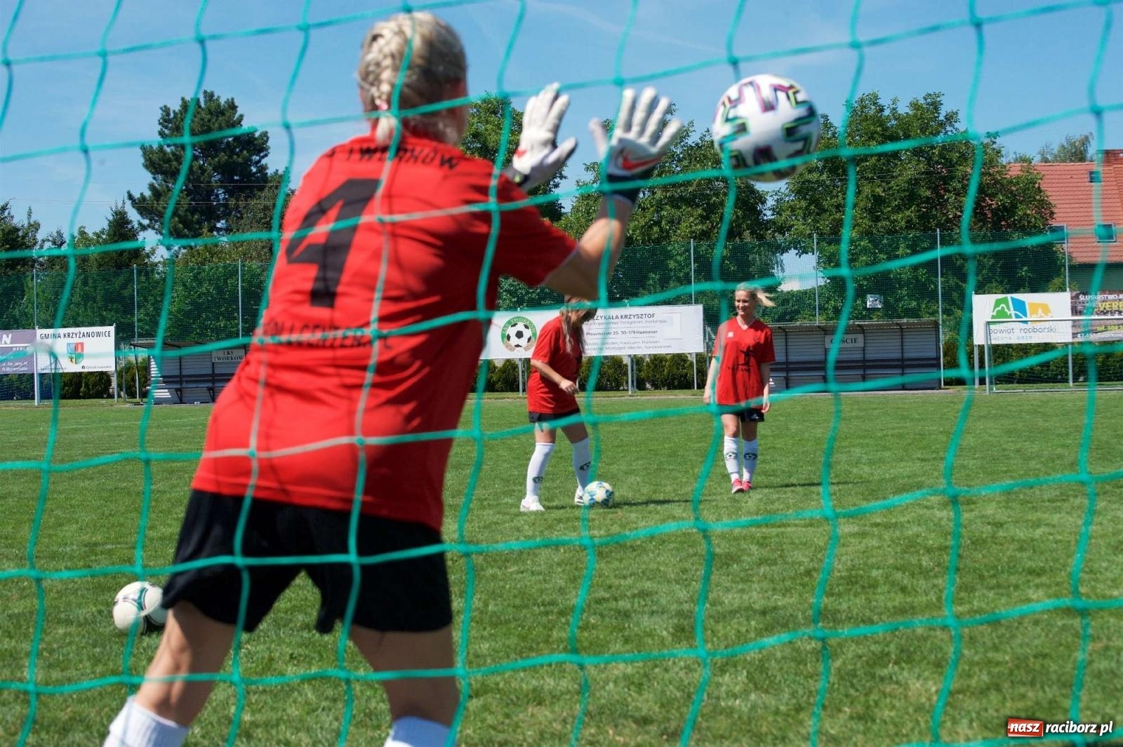 Zdjęcie w galerii na portalu naszraciborz.pl: Mutry kontra mamuśki - pełna emocji rywalizacja o puchar sołtysa w Tworkowie [FOTO] wiadomości z regionu