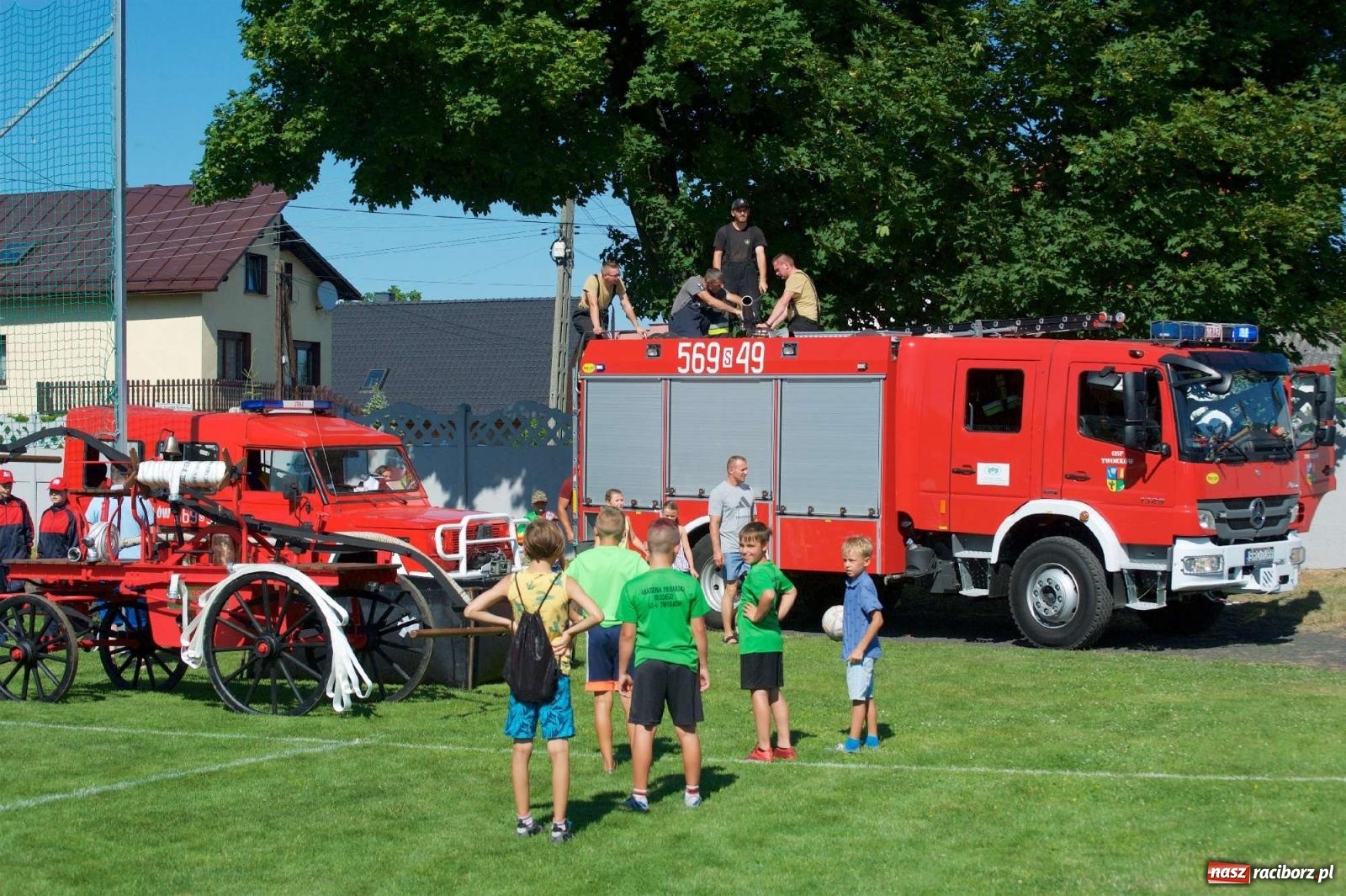 Zdjęcie w galerii na portalu naszraciborz.pl: Mutry kontra mamuśki - pełna emocji rywalizacja o puchar sołtysa w Tworkowie [FOTO] wiadomości z regionu