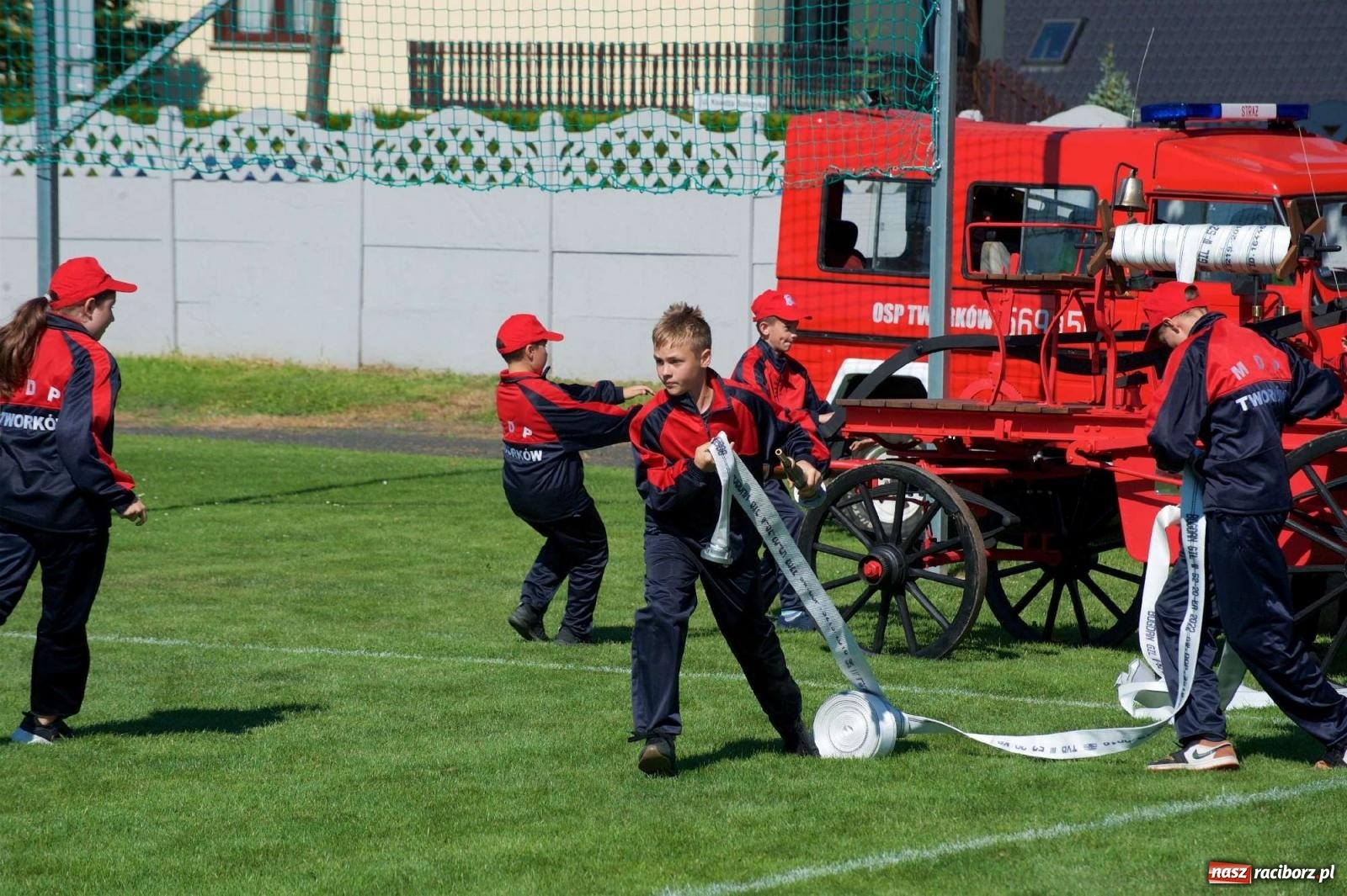 Zdjęcie w galerii na portalu naszraciborz.pl: Mutry kontra mamuśki - pełna emocji rywalizacja o puchar sołtysa w Tworkowie [FOTO] wiadomości z regionu