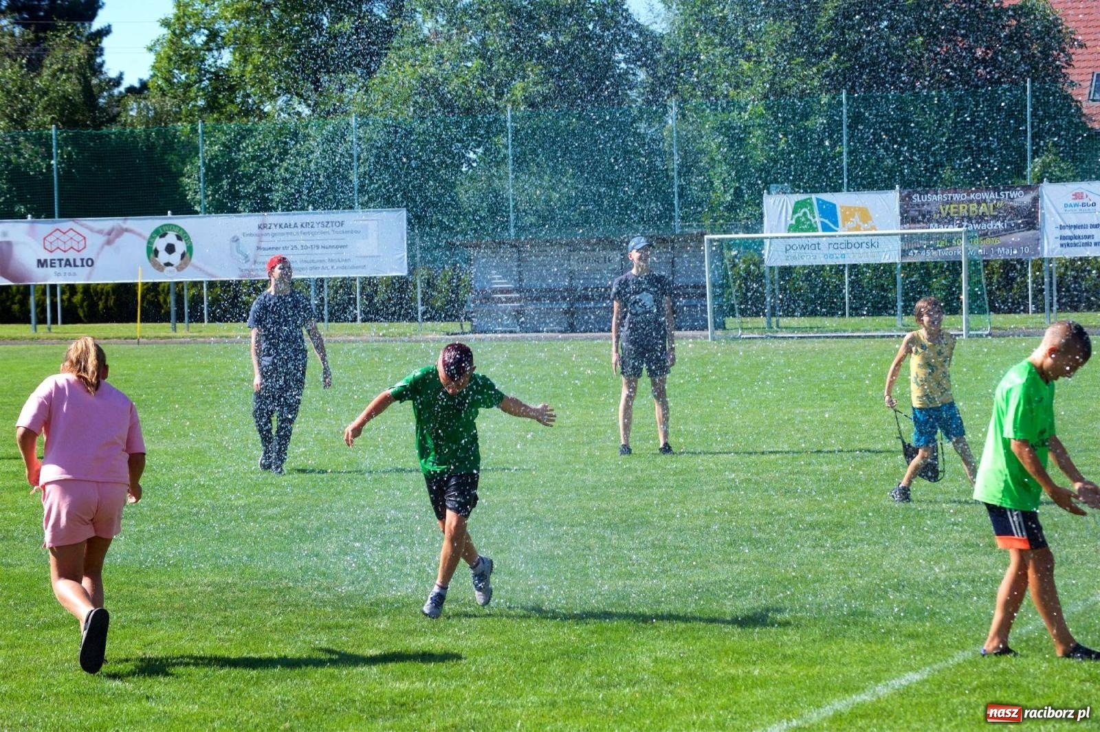 Zdjęcie w galerii na portalu naszraciborz.pl: Mutry kontra mamuśki - pełna emocji rywalizacja o puchar sołtysa w Tworkowie [FOTO] wiadomości z regionu
