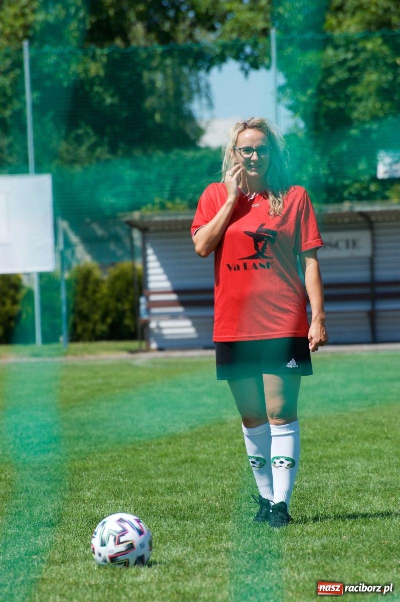 Zdjęcie w galerii na portalu naszraciborz.pl: Mutry kontra mamuśki - pełna emocji rywalizacja o puchar sołtysa w Tworkowie [FOTO] wiadomości z regionu