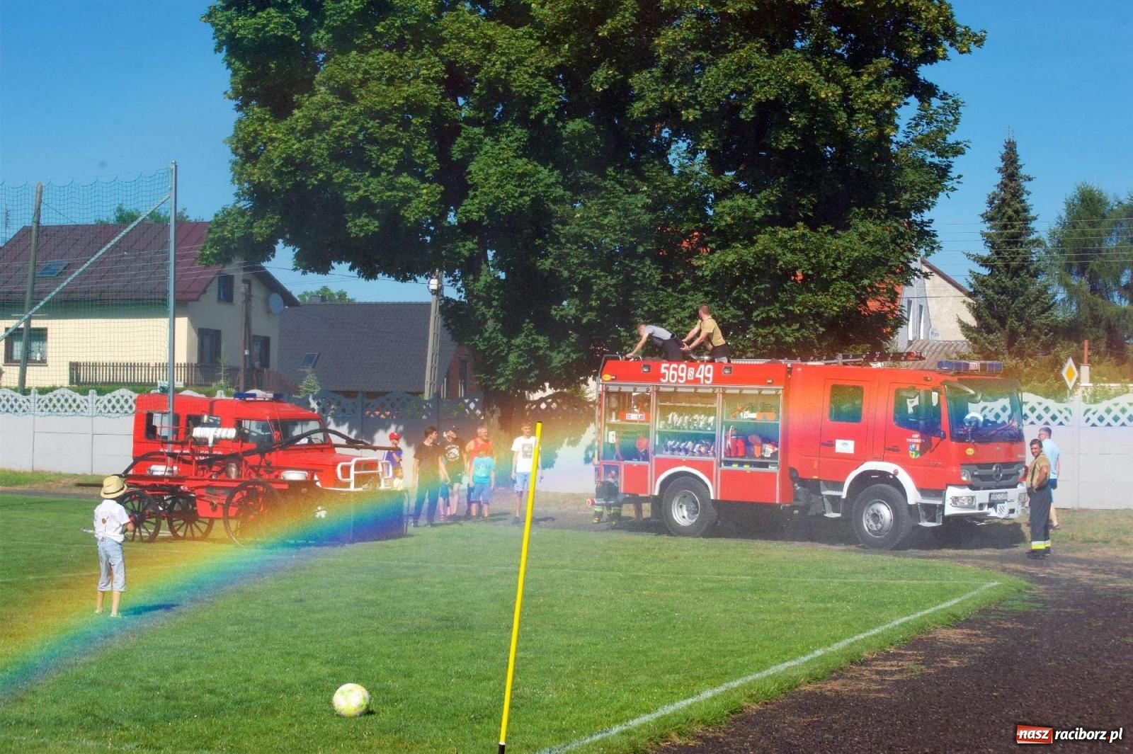 Zdjęcie w galerii na portalu naszraciborz.pl: Mutry kontra mamuśki - pełna emocji rywalizacja o puchar sołtysa w Tworkowie [FOTO] wiadomości z regionu