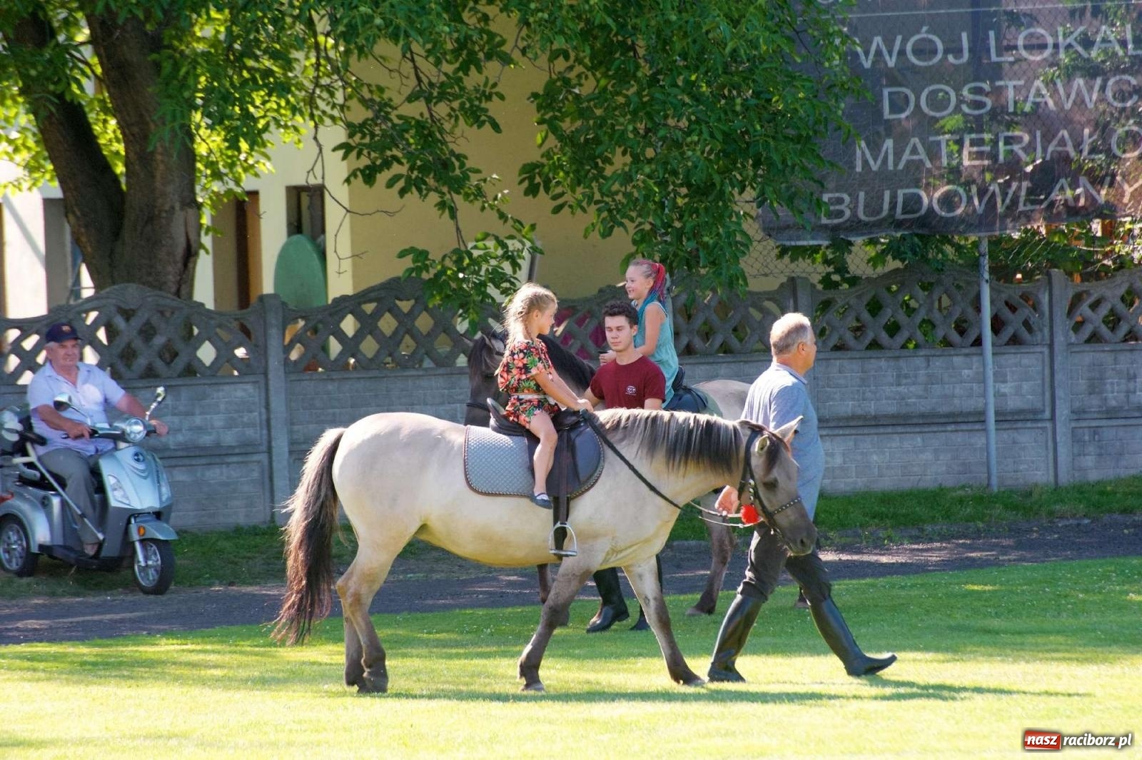 Zdjęcie w galerii na portalu naszraciborz.pl: Mutry kontra mamuśki - pełna emocji rywalizacja o puchar sołtysa w Tworkowie [FOTO] wiadomości z regionu