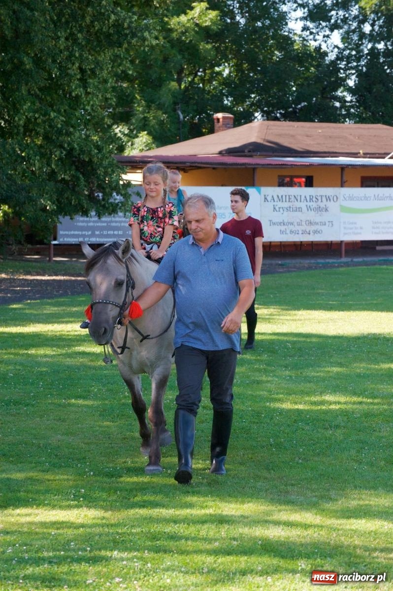 Zdjęcie w galerii na portalu naszraciborz.pl: Mutry kontra mamuśki - pełna emocji rywalizacja o puchar sołtysa w Tworkowie [FOTO] wiadomości z regionu