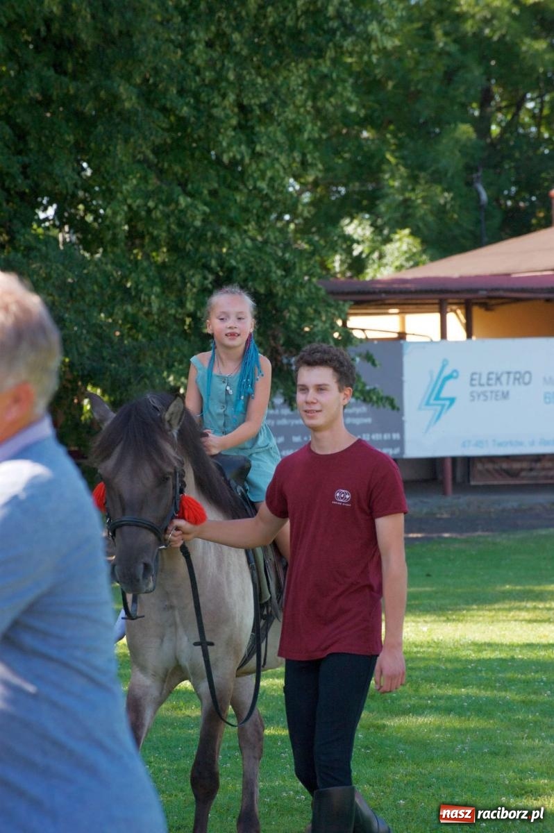 Zdjęcie w galerii na portalu naszraciborz.pl: Mutry kontra mamuśki - pełna emocji rywalizacja o puchar sołtysa w Tworkowie [FOTO] wiadomości z regionu