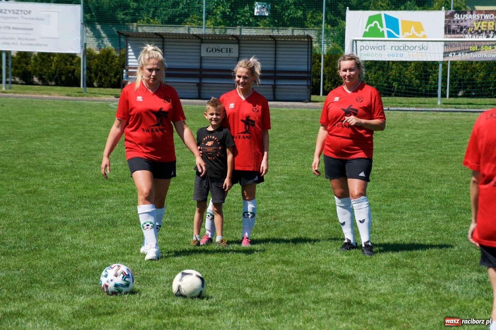 Zdjęcie w galerii na portalu naszraciborz.pl: Mutry kontra mamuśki - pełna emocji rywalizacja o puchar sołtysa w Tworkowie [FOTO] wiadomości z regionu