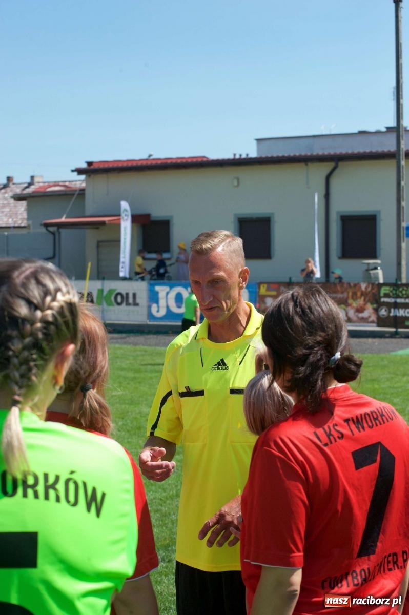 Zdjęcie w galerii na portalu naszraciborz.pl: Mutry kontra mamuśki - pełna emocji rywalizacja o puchar sołtysa w Tworkowie [FOTO] wiadomości z regionu