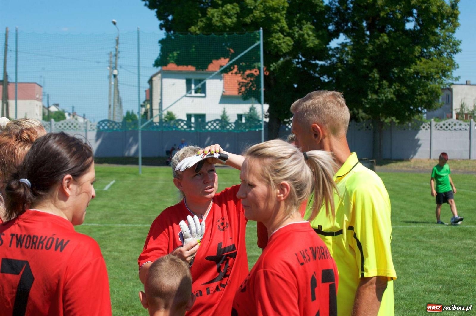 Zdjęcie w galerii na portalu naszraciborz.pl: Mutry kontra mamuśki - pełna emocji rywalizacja o puchar sołtysa w Tworkowie [FOTO] wiadomości z regionu