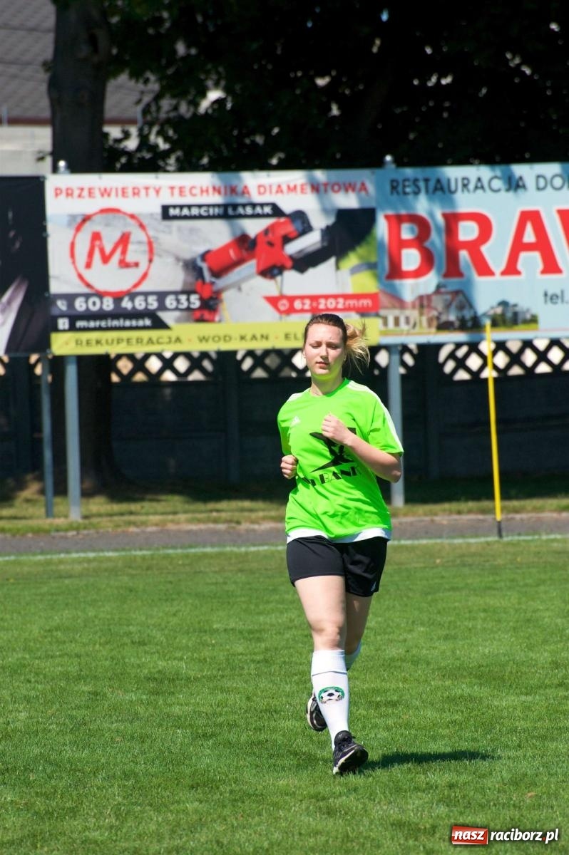 Zdjęcie w galerii na portalu naszraciborz.pl: Mutry kontra mamuśki - pełna emocji rywalizacja o puchar sołtysa w Tworkowie [FOTO] wiadomości z regionu