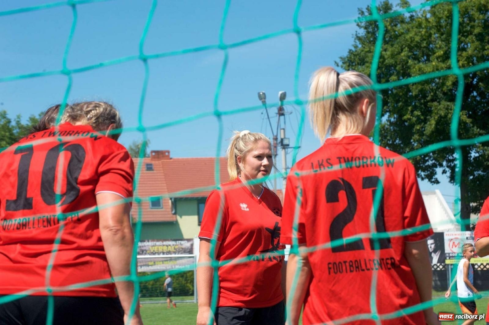 Zdjęcie w galerii na portalu naszraciborz.pl: Mutry kontra mamuśki - pełna emocji rywalizacja o puchar sołtysa w Tworkowie [FOTO] wiadomości z regionu