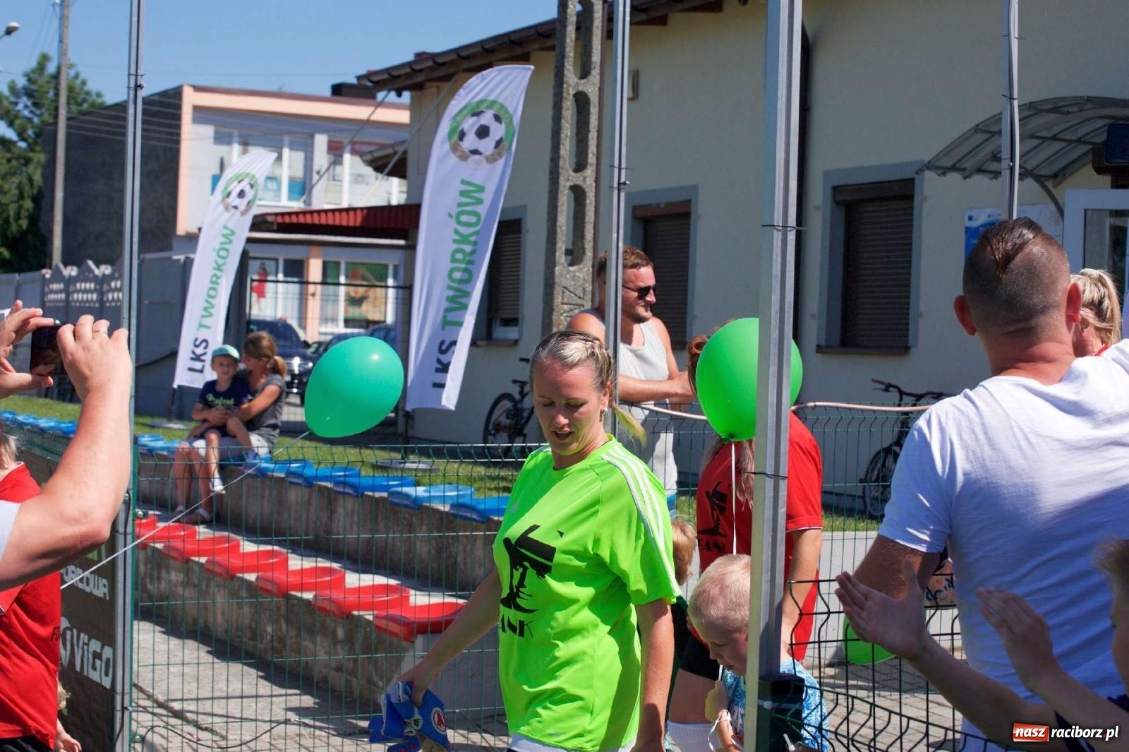 Zdjęcie w galerii na portalu naszraciborz.pl: Mutry kontra mamuśki - pełna emocji rywalizacja o puchar sołtysa w Tworkowie [FOTO] wiadomości z regionu