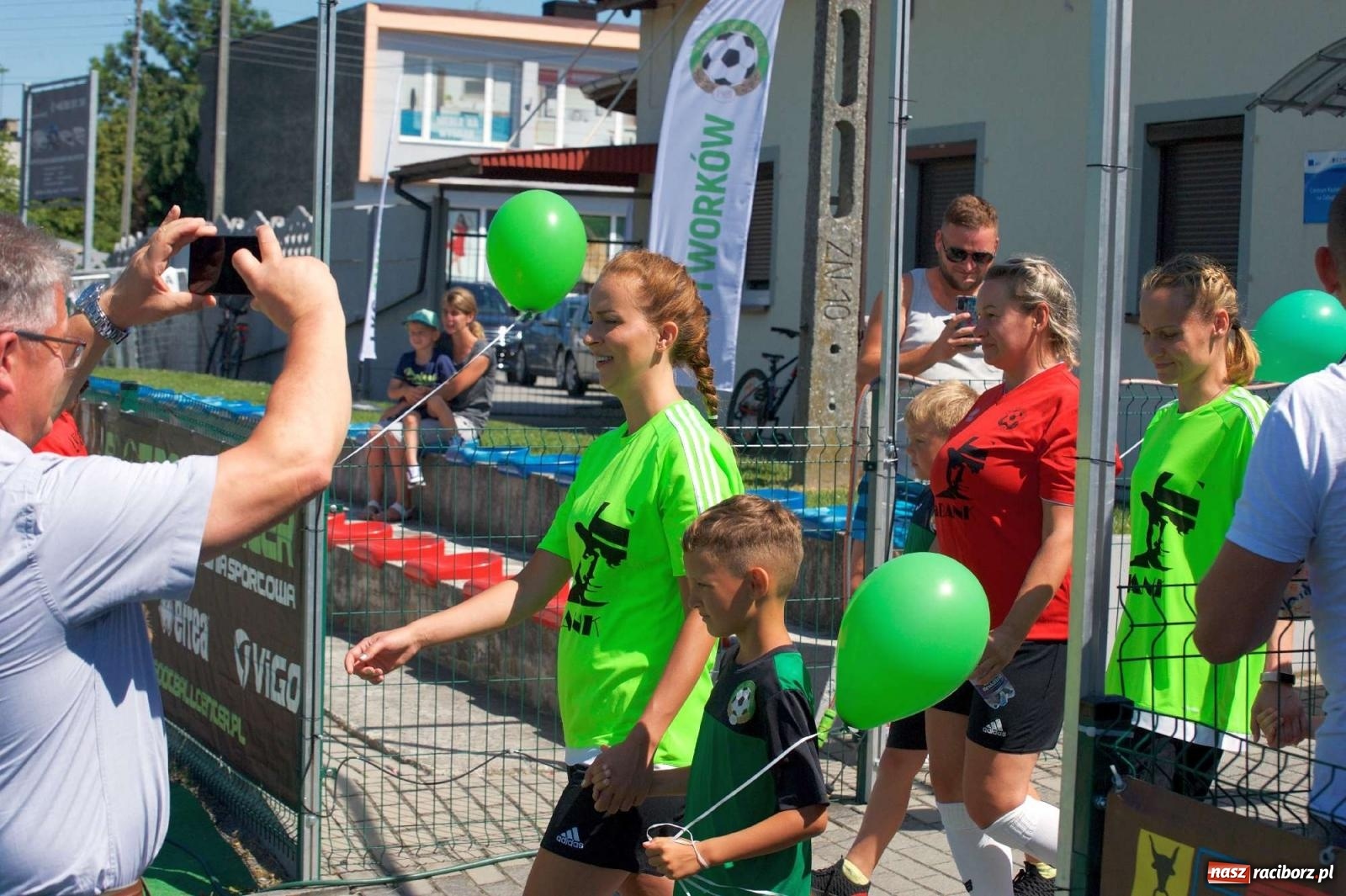 Zdjęcie w galerii na portalu naszraciborz.pl: Mutry kontra mamuśki - pełna emocji rywalizacja o puchar sołtysa w Tworkowie [FOTO] wiadomości z regionu