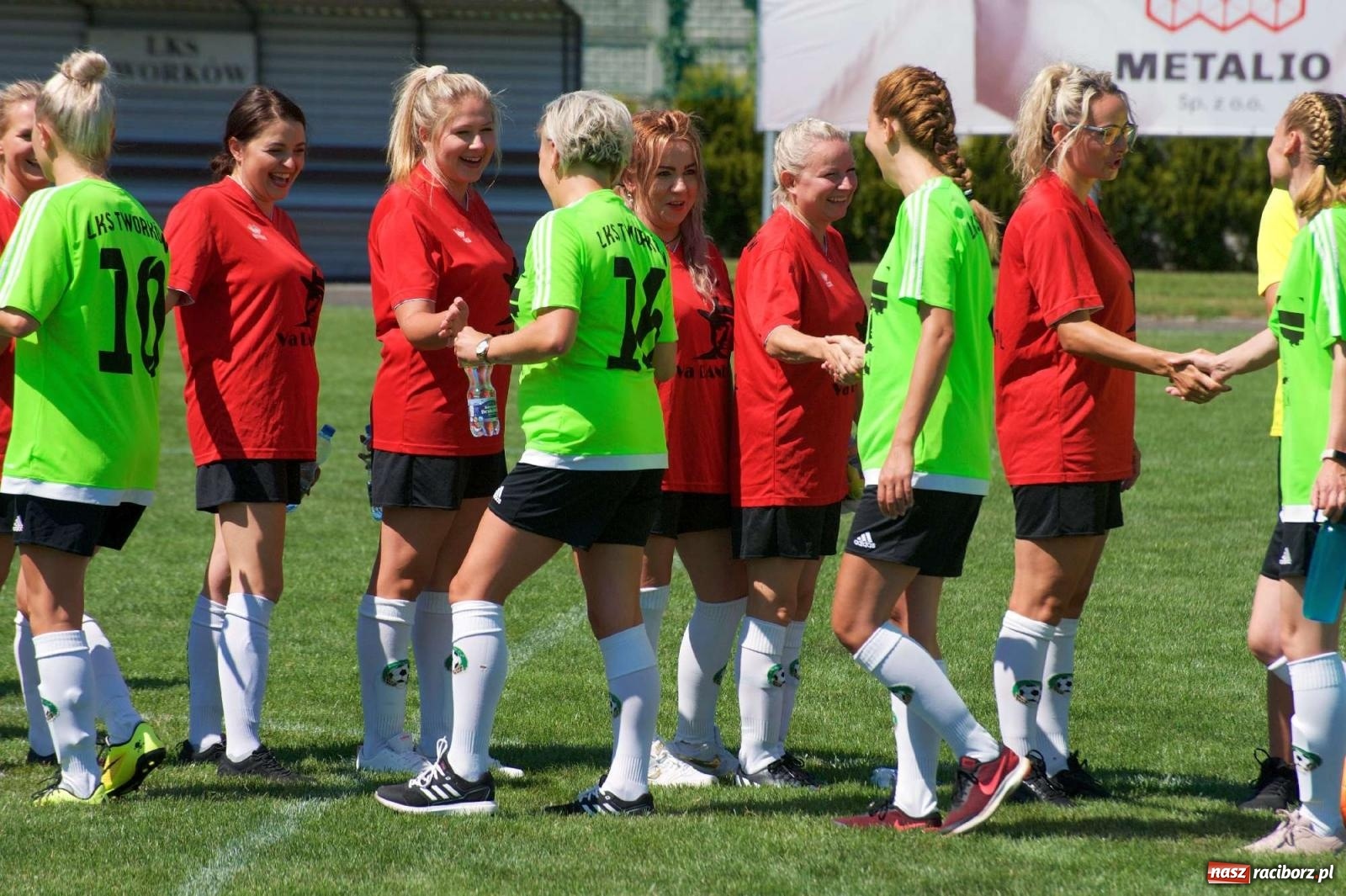 Zdjęcie w galerii na portalu naszraciborz.pl: Mutry kontra mamuśki - pełna emocji rywalizacja o puchar sołtysa w Tworkowie [FOTO] wiadomości z regionu