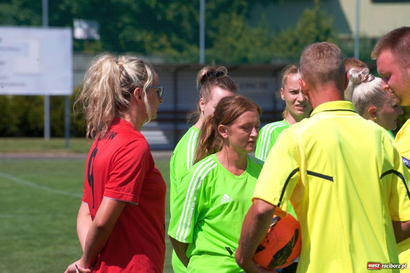 Zdjęcie w galerii na portalu naszraciborz.pl: Mutry kontra mamuśki - pełna emocji rywalizacja o puchar sołtysa w Tworkowie [FOTO] wiadomości z regionu
