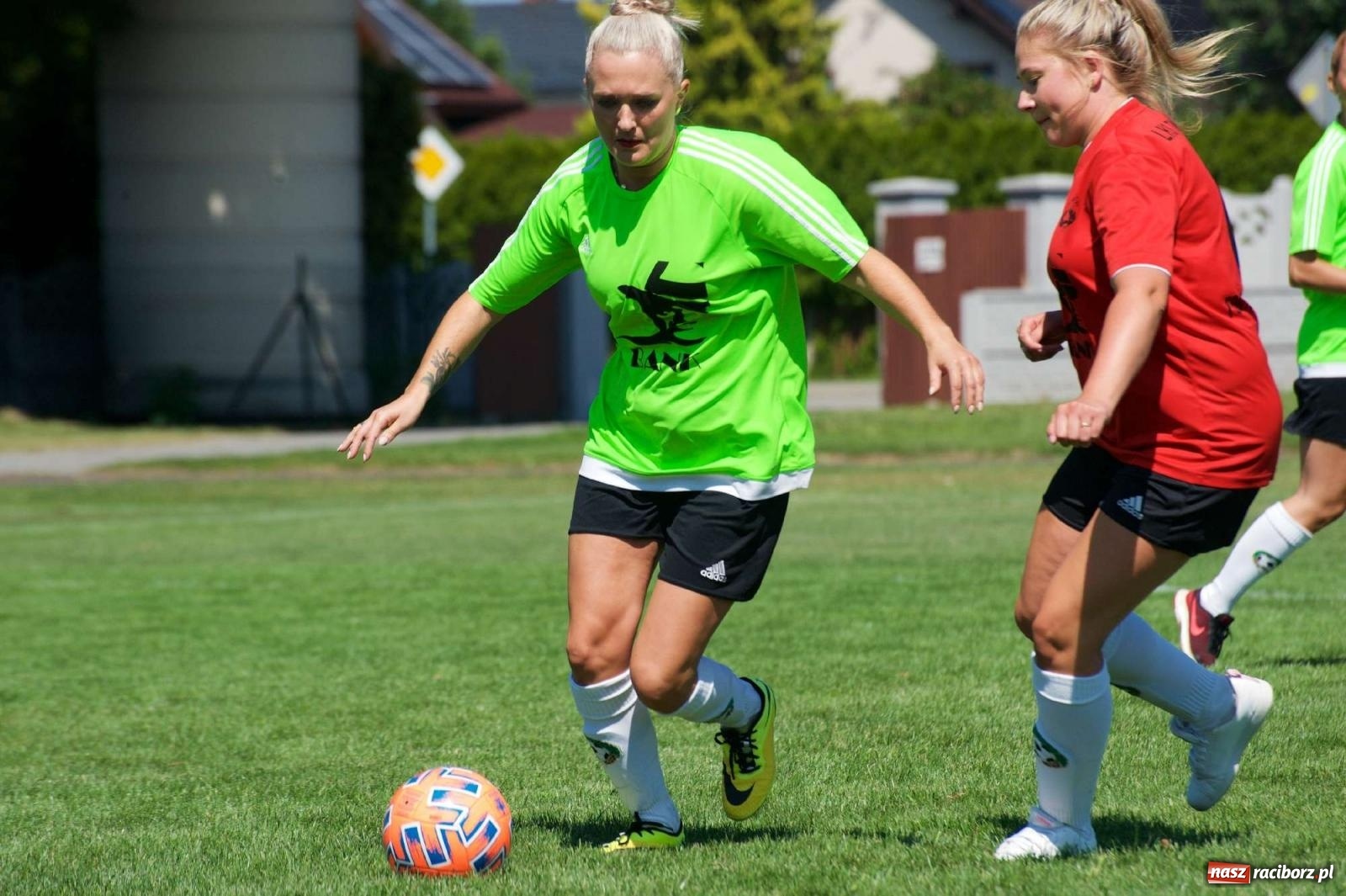 Zdjęcie w galerii na portalu naszraciborz.pl: Mutry kontra mamuśki - pełna emocji rywalizacja o puchar sołtysa w Tworkowie [FOTO] wiadomości z regionu