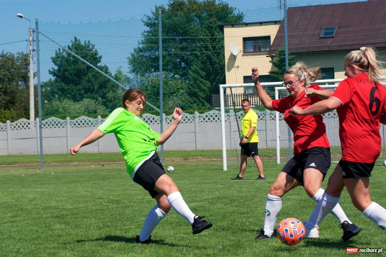 Zdjęcie w galerii na portalu naszraciborz.pl: Mutry kontra mamuśki - pełna emocji rywalizacja o puchar sołtysa w Tworkowie [FOTO] wiadomości z regionu