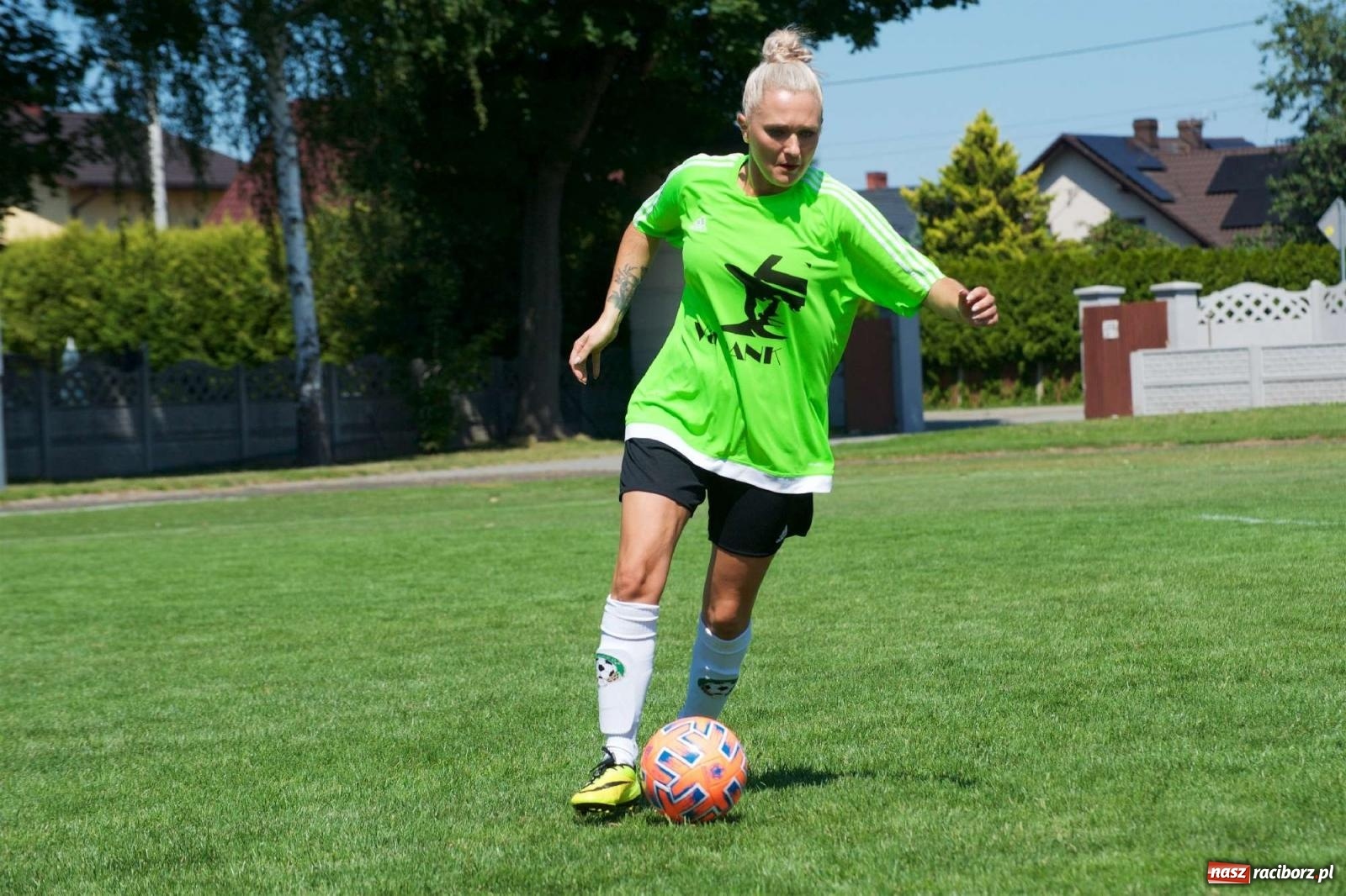 Zdjęcie w galerii na portalu naszraciborz.pl: Mutry kontra mamuśki - pełna emocji rywalizacja o puchar sołtysa w Tworkowie [FOTO] wiadomości z regionu